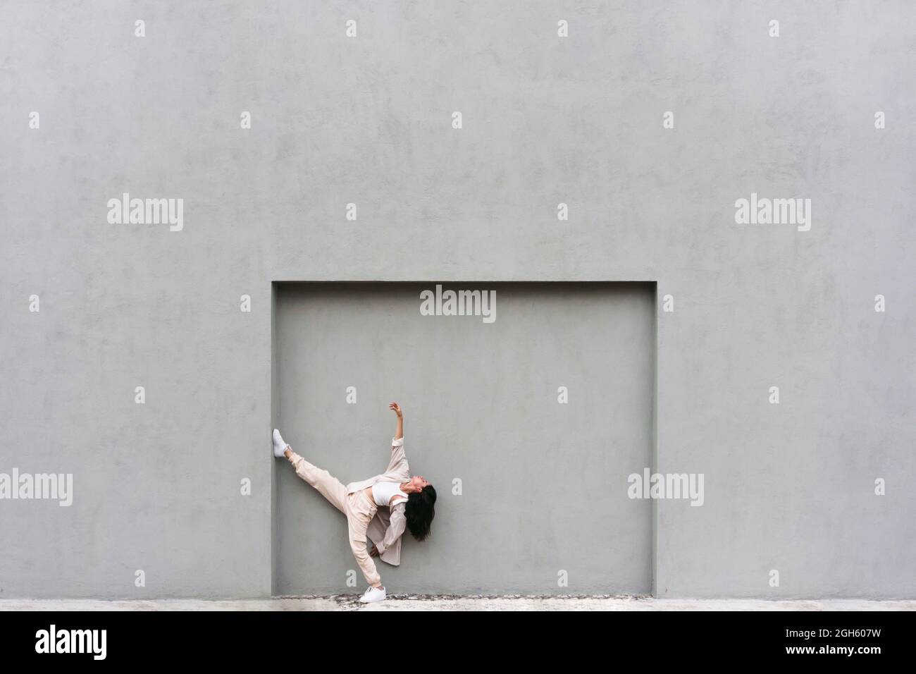 Woman dancing expressively hi-res stock photography and images - Alamy