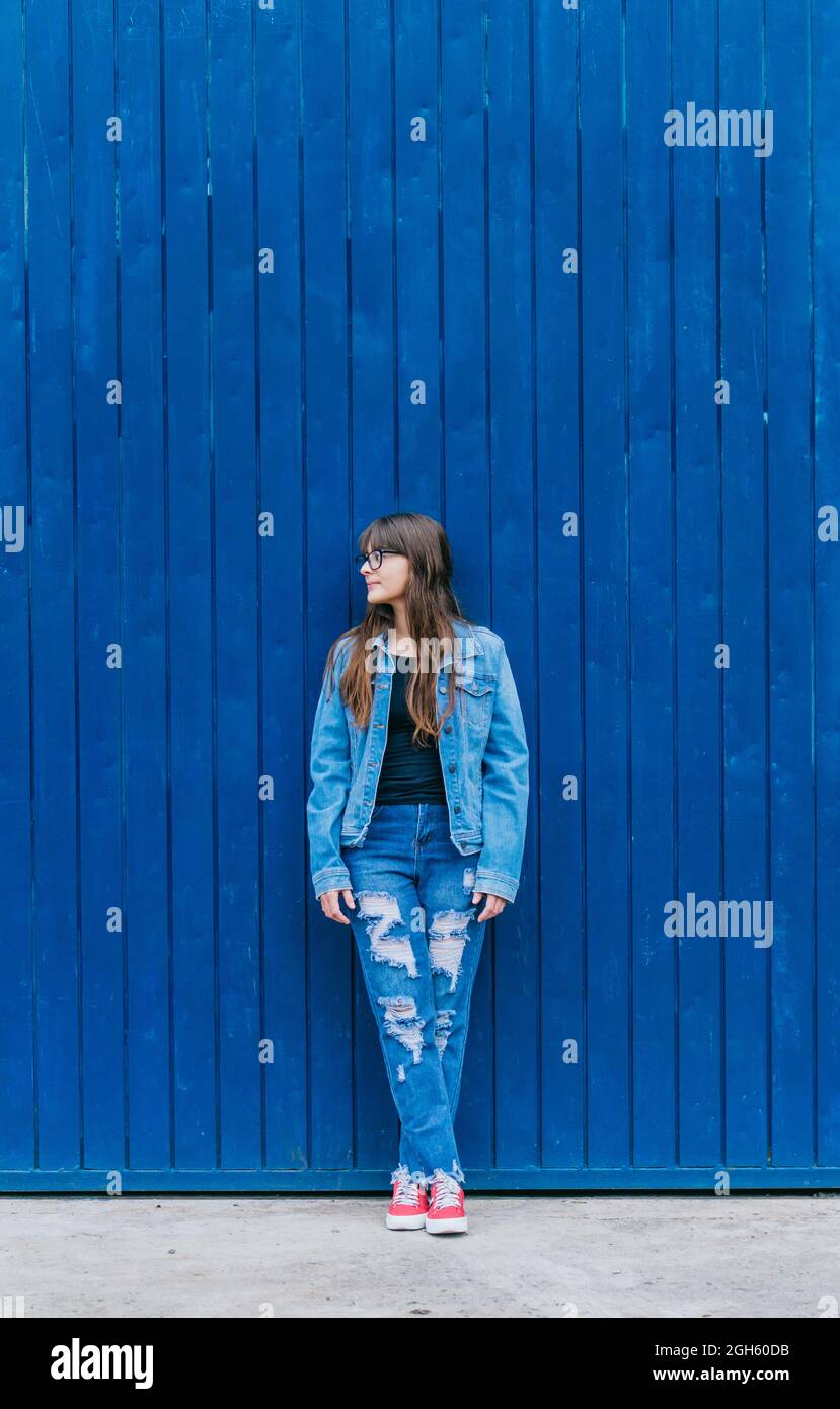 Crossed legs wearing blue jeans hi-res stock photography and images - Alamy
