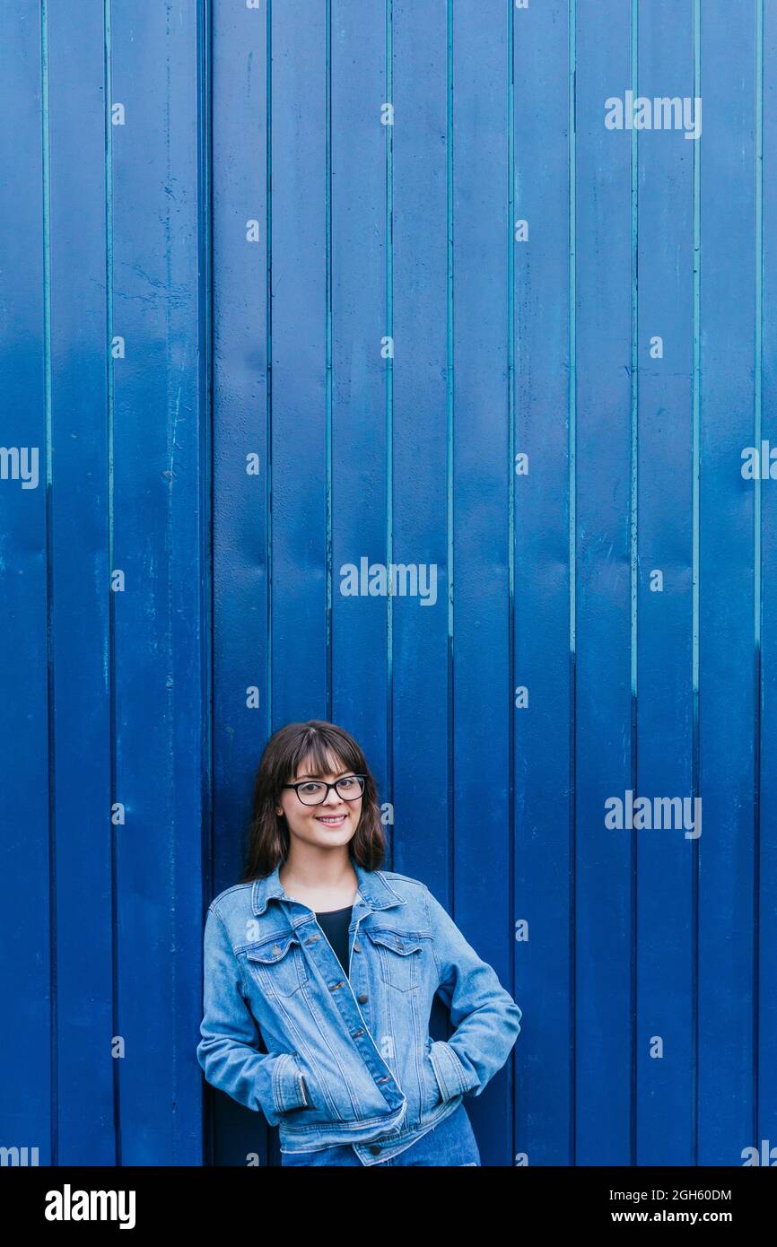 Crossed legs wearing blue jeans hi-res stock photography and images - Alamy