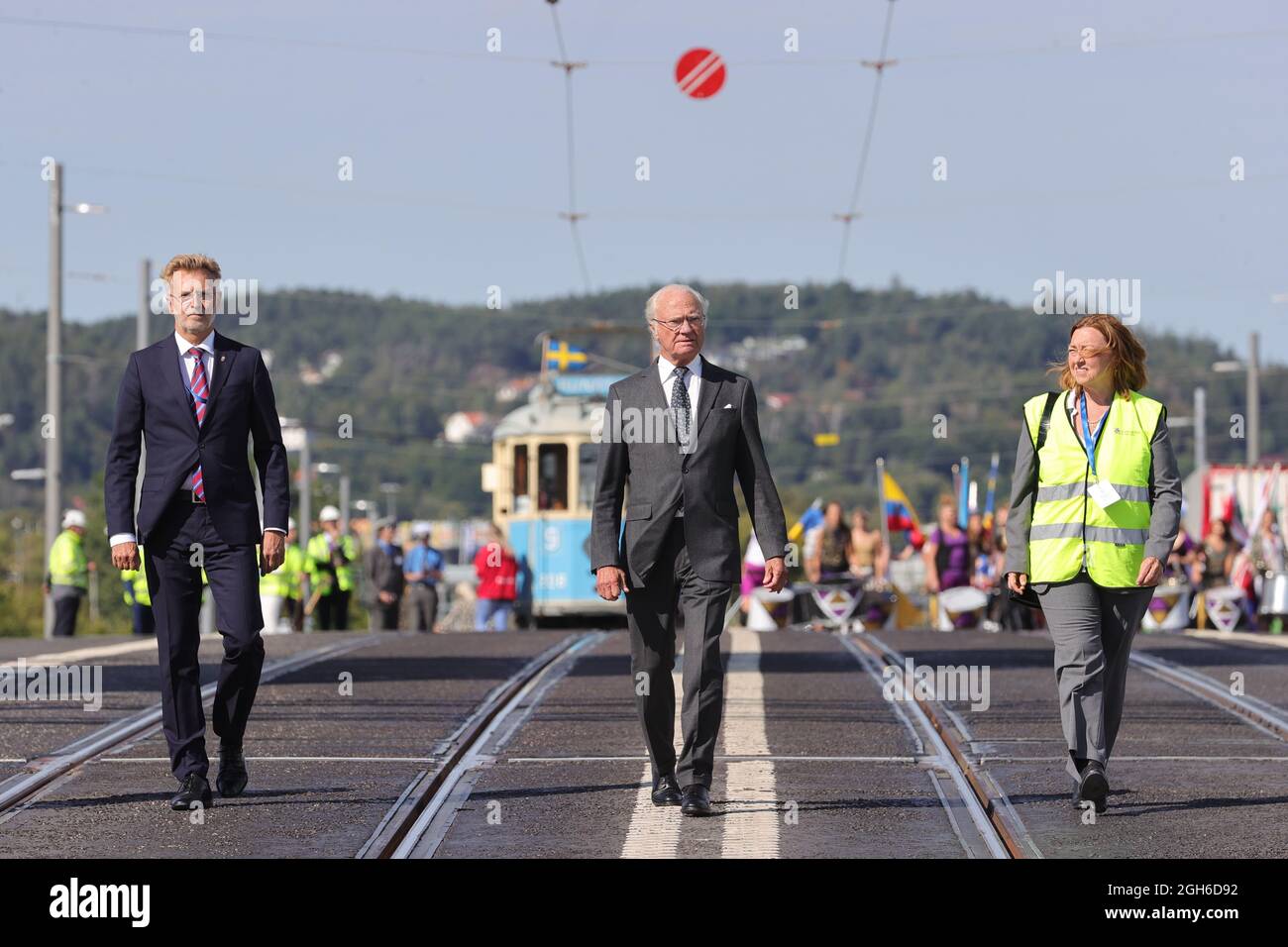 GÖTEBORG 20210905 Vastra Gataland's county governor Daniel Andersson, King Carl Gustaf and project manager Susanne Viberg during the inaguration of Hisingsbron (Hisings bridge)   in Gothenburg, Sweden, 5 September, 2021.  Photo: Adam Ihse / TT / kod 9200 Stock Photo