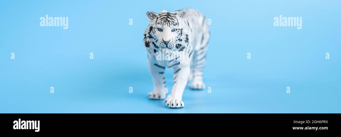 Đến ngay cửa hàng để xem chiếc con hổ đồ chơi nhựa trắng siêu đáng yêu này! Hình dáng sinh động, chất liệu an toàn cho bé yêu của bạn tha hồ vui chơi cùng con thú to lớn này. 
