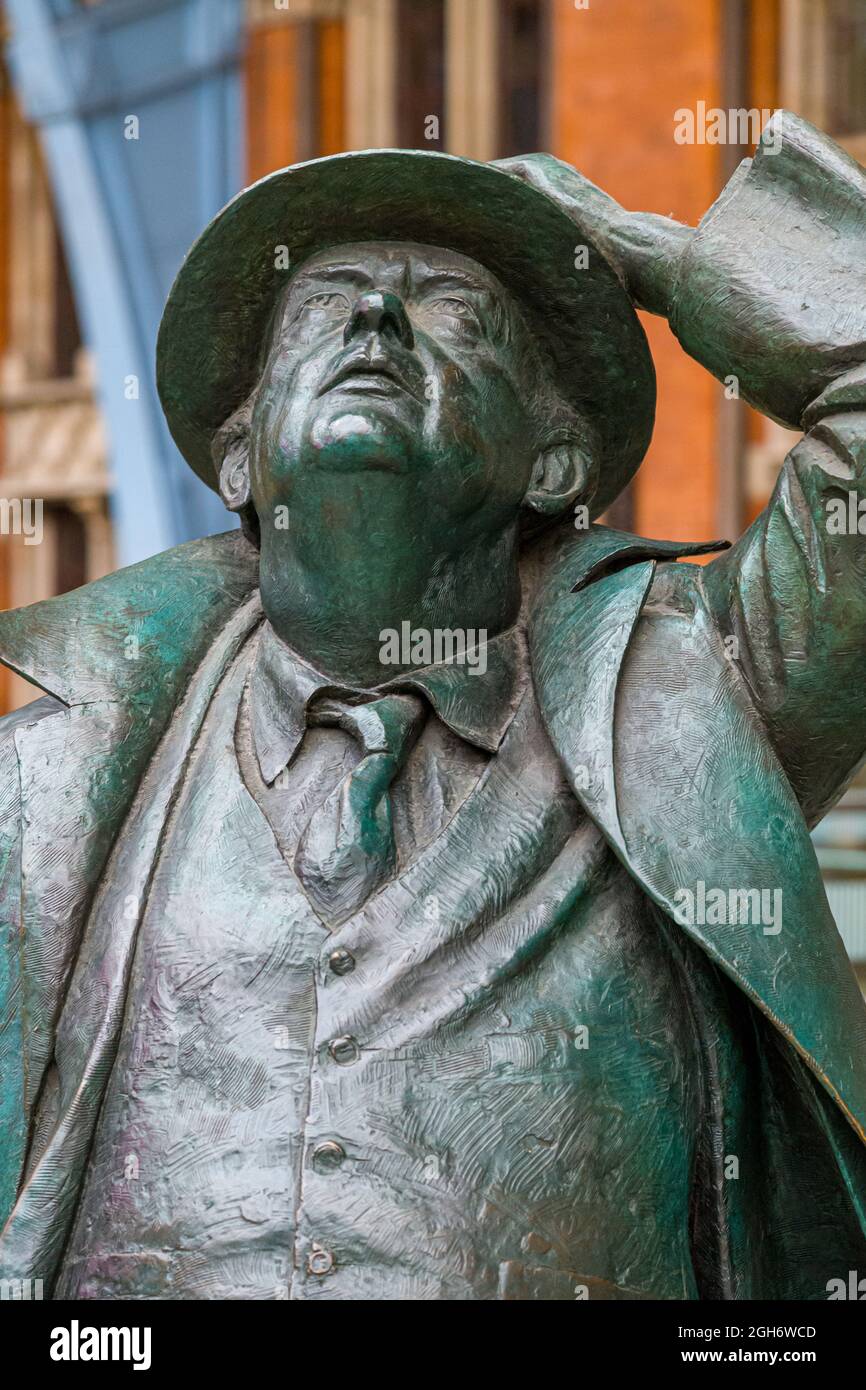 Sir John Betjeman statue at St Pancras Station London - Martin Jennings, sculptor, 2007. Poet. Stock Photo