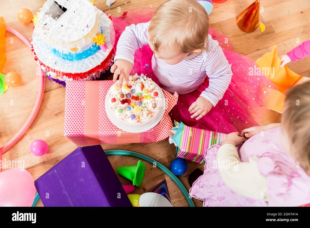  Foto zu baby Birthday party in kindergarten with cake Stock Photo - Alamy 