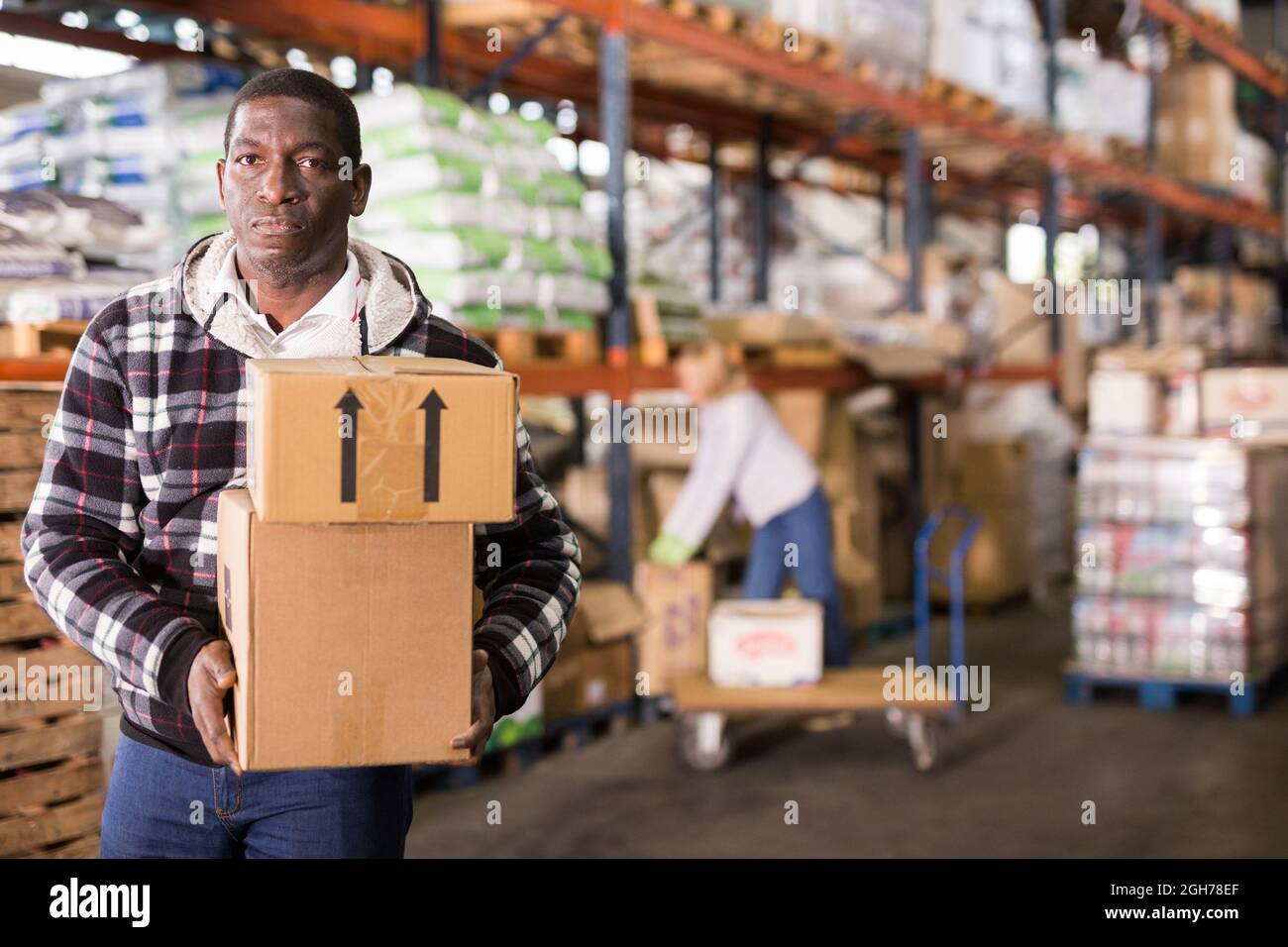 People stacking cardboard boxes hi-res stock photography and images - Alamy
