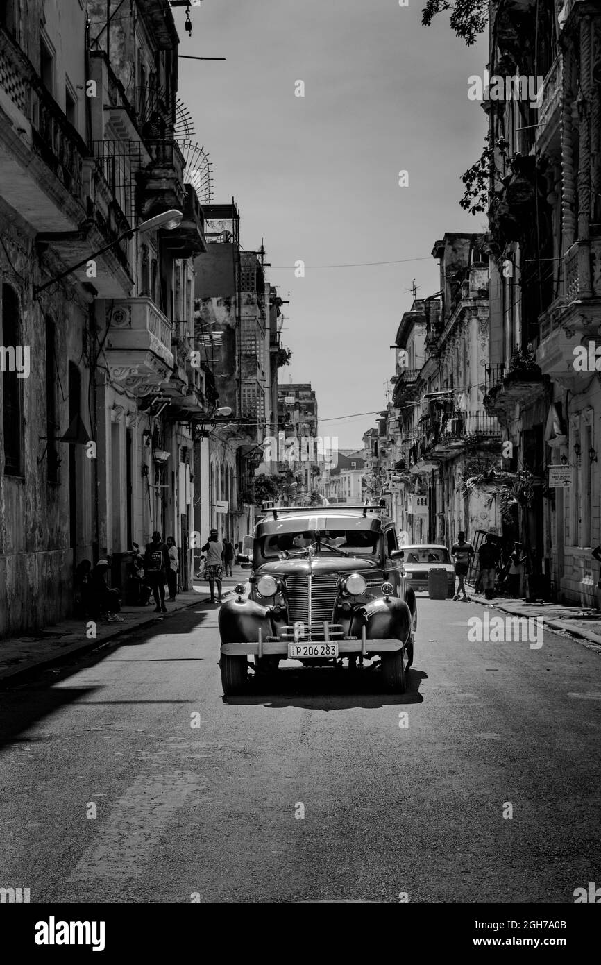 Ein Oldtimer wie man es selten sieht. In den Straßen von Havanna wimmelt es nur so von faszinierenden Oldtimern und alten Häusern. Stock Photo