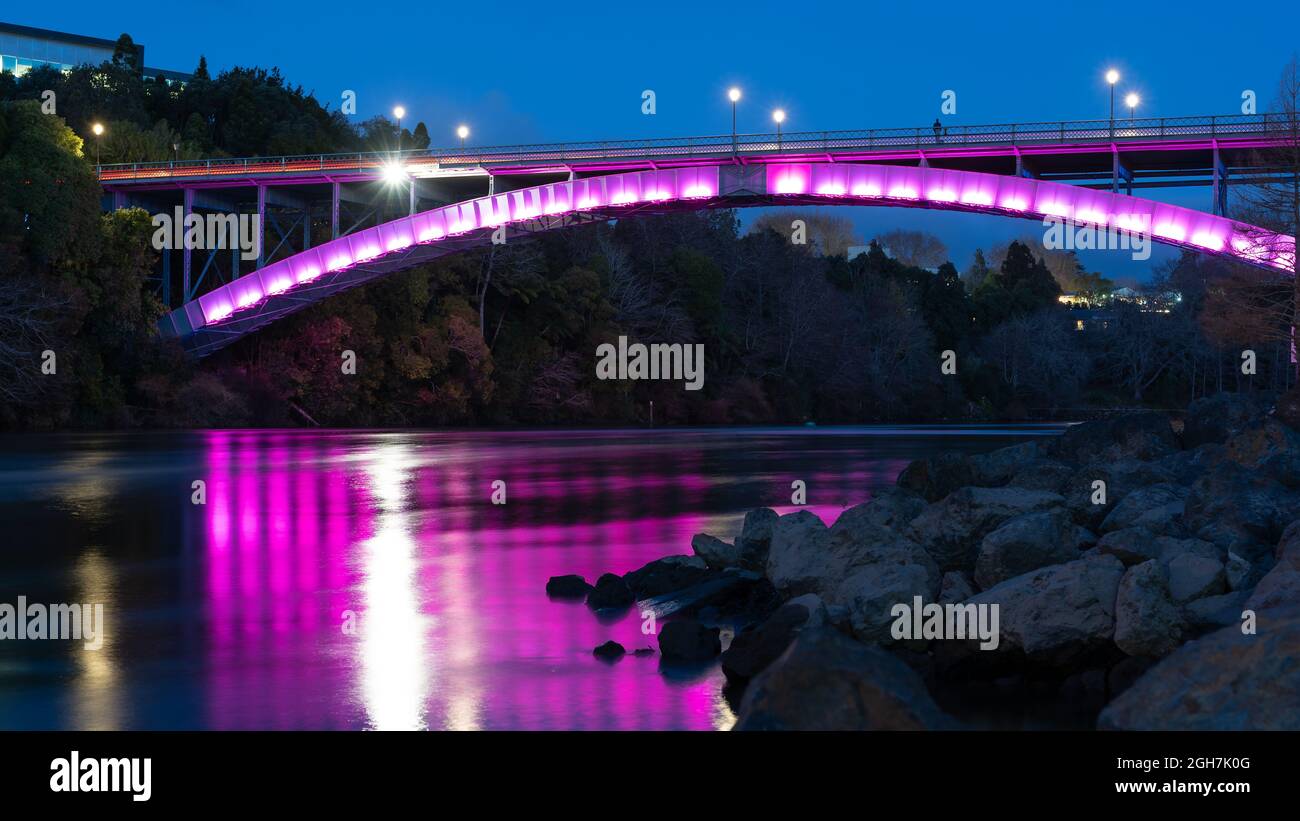 Victoria Bridge at night, a Category I Heritage listed bridge connecting the Hamilton CBD to Hamilton East Stock Photo
