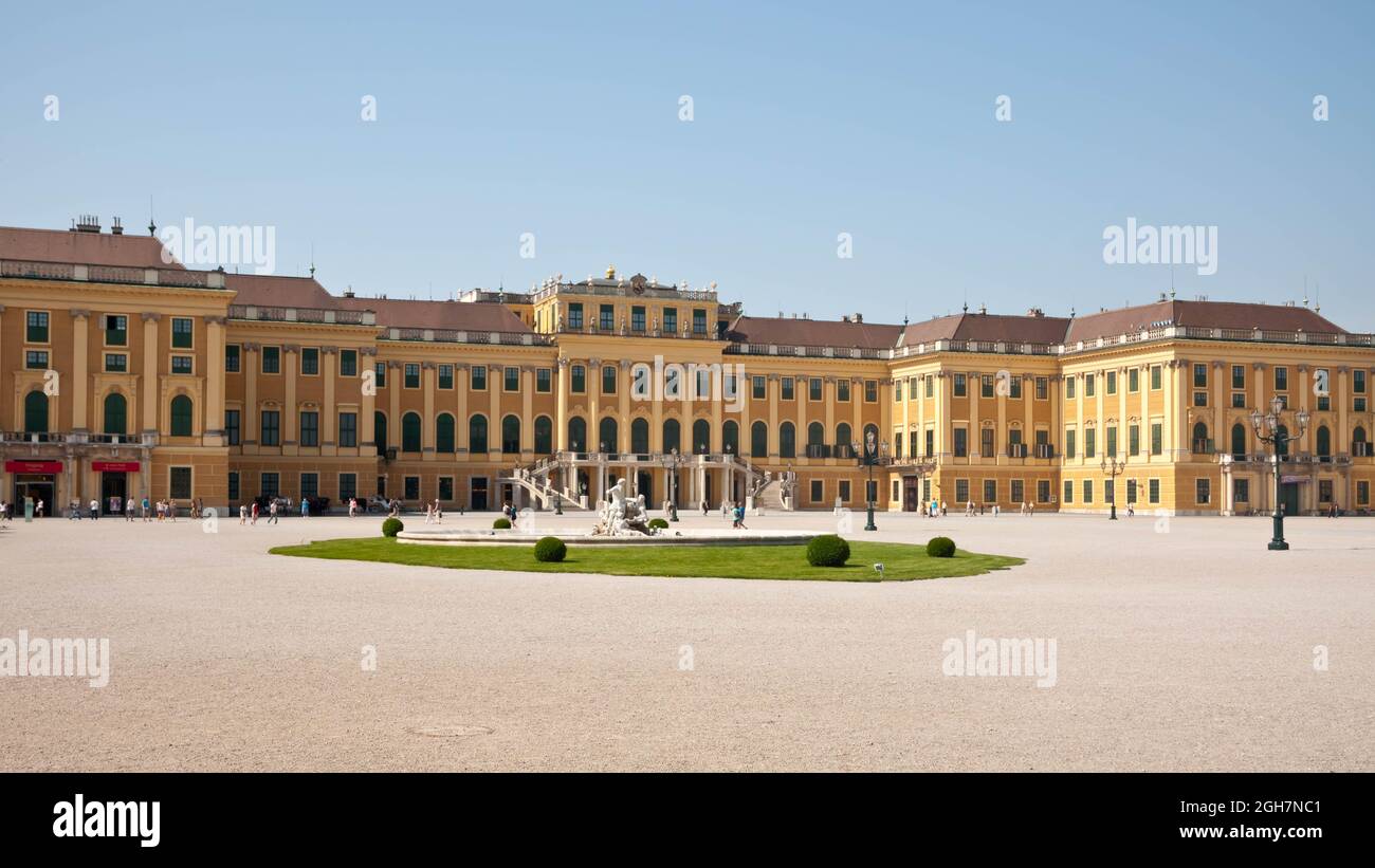 Grand schloss hi-res stock photography and images - Alamy