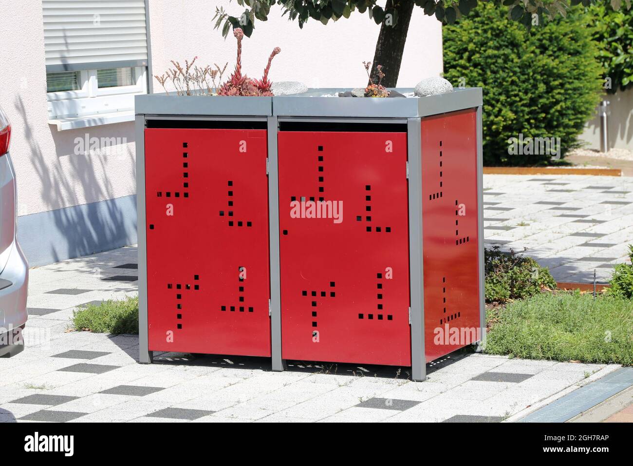 Garbage can enclosure hires stock photography and images Alamy