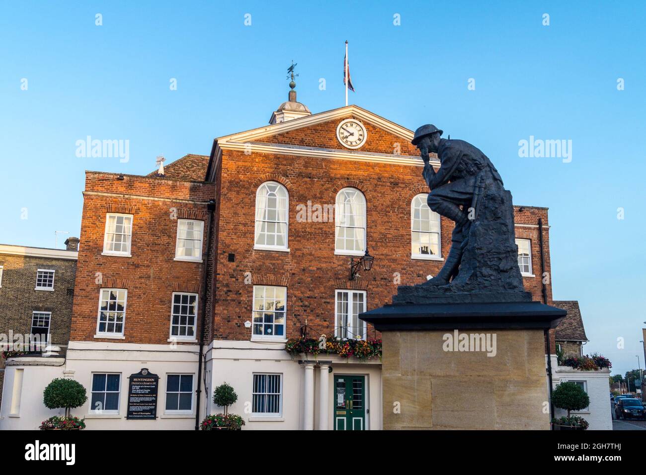 Huntingdon town hall, 1745, by Benjamin Timbrell, neoclassical style, and war memorial "The Thinking Soldier" by Kathleen Scott, 1923 Stock Photo