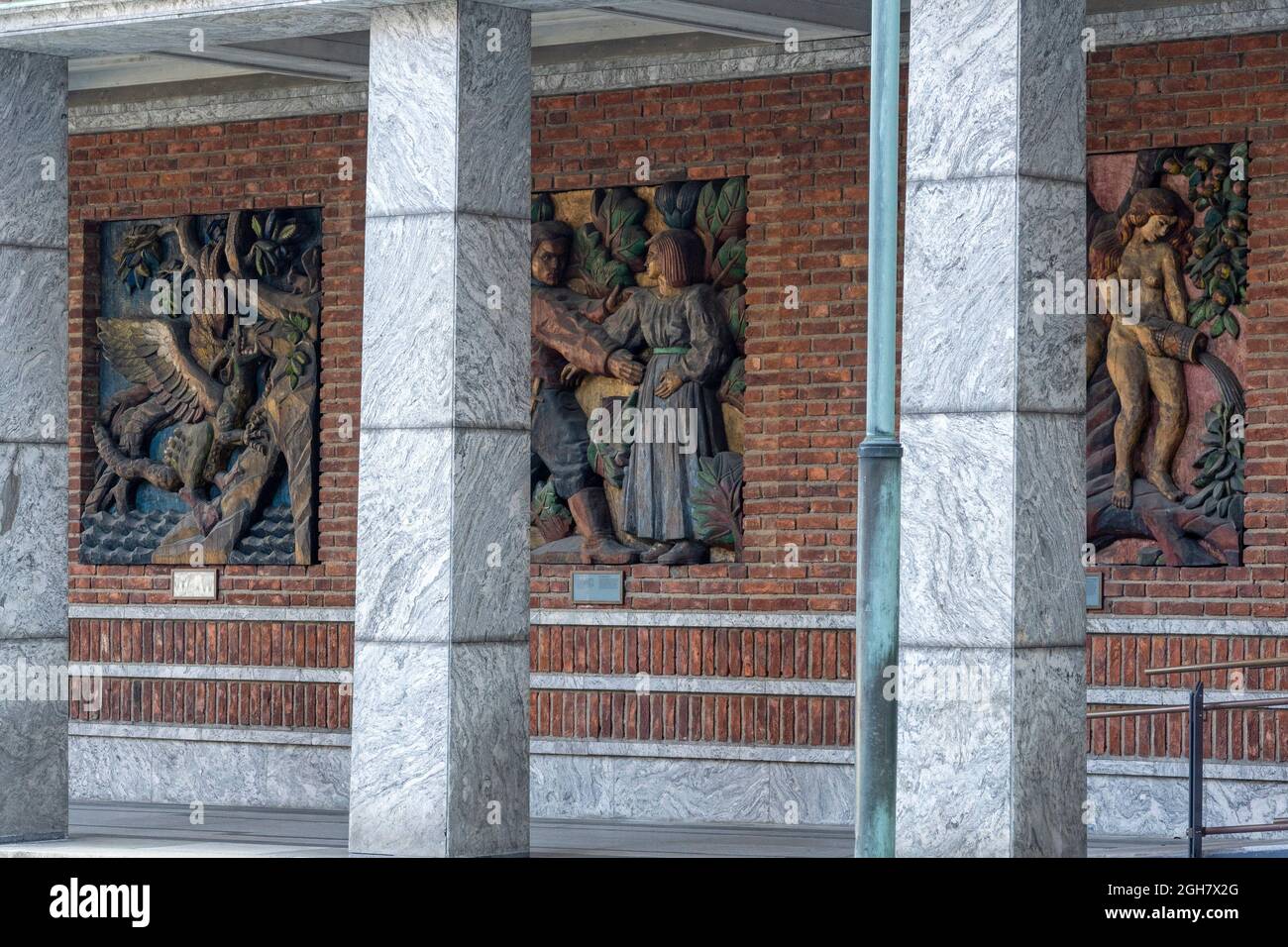 City hall statues oslo norway hi-res stock photography and images - Alamy