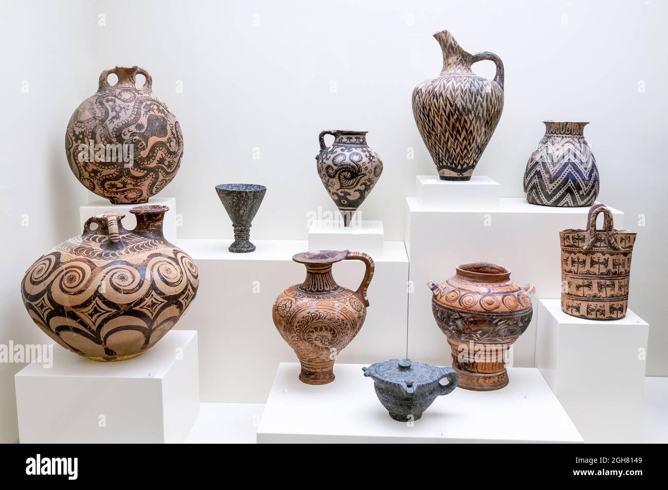 Minoan pottery jug vessel hi-res stock photography and images - Alamy
