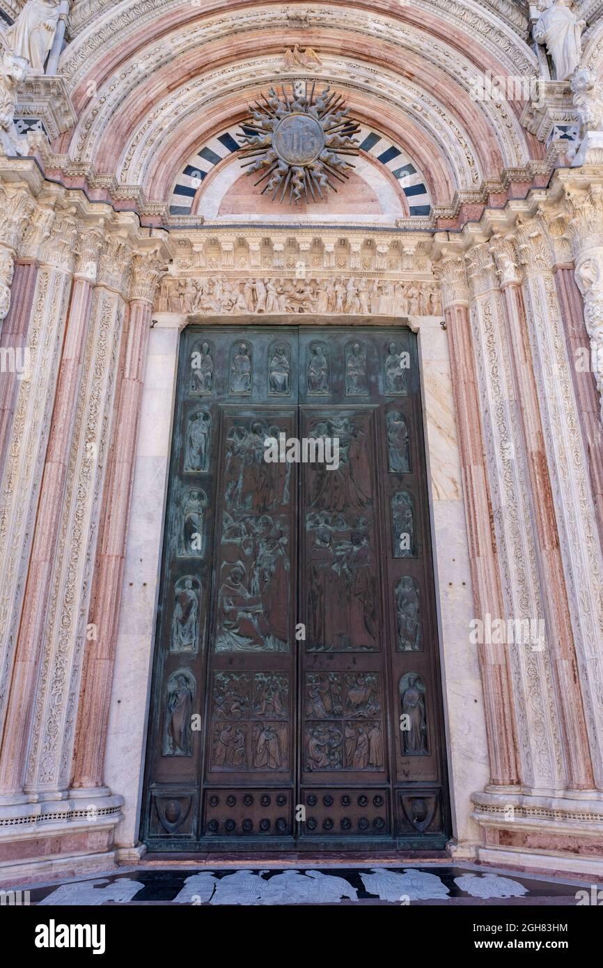 Cathedral door siena hi-res stock photography and images - Alamy