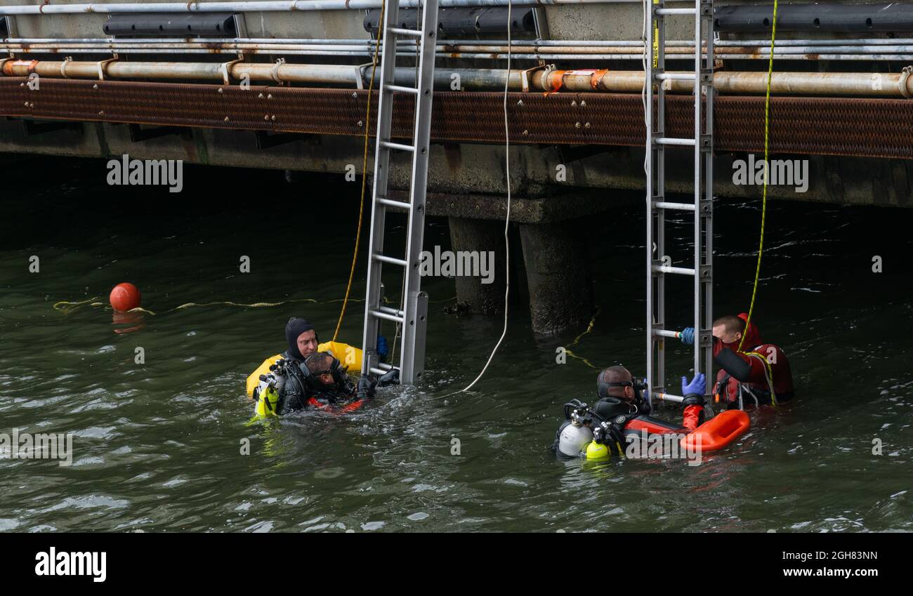 New York City, United States. 05th Sep, 2021. FDNY Marine Unit and NYPD Emergency Service Unit Divers rescue a woman from the water of the East River at the Wall Street Heliport in lower Manhattan. (Photo by Steve Sanchez/Pacific Press) Credit: Pacific Press Media Production Corp./Alamy Live News Stock Photo