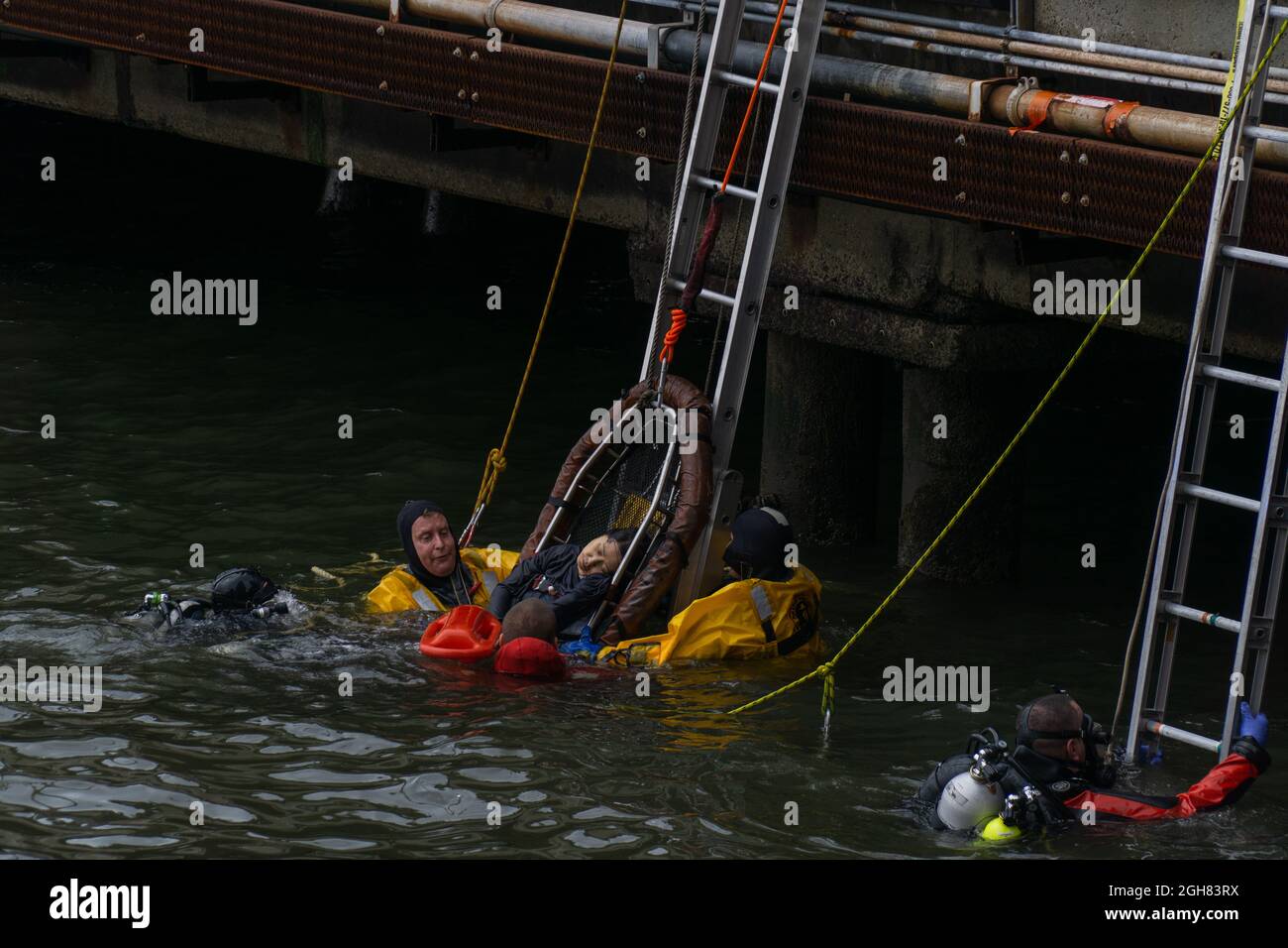 New York City, United States. 05th Sep, 2021. FDNY Marine Unit and NYPD Emergency Service Unit Divers rescue a woman from the water of the East River at the Wall Street Heliport in lower Manhattan. (Photo by Steve Sanchez/Pacific Press) Credit: Pacific Press Media Production Corp./Alamy Live News Stock Photo