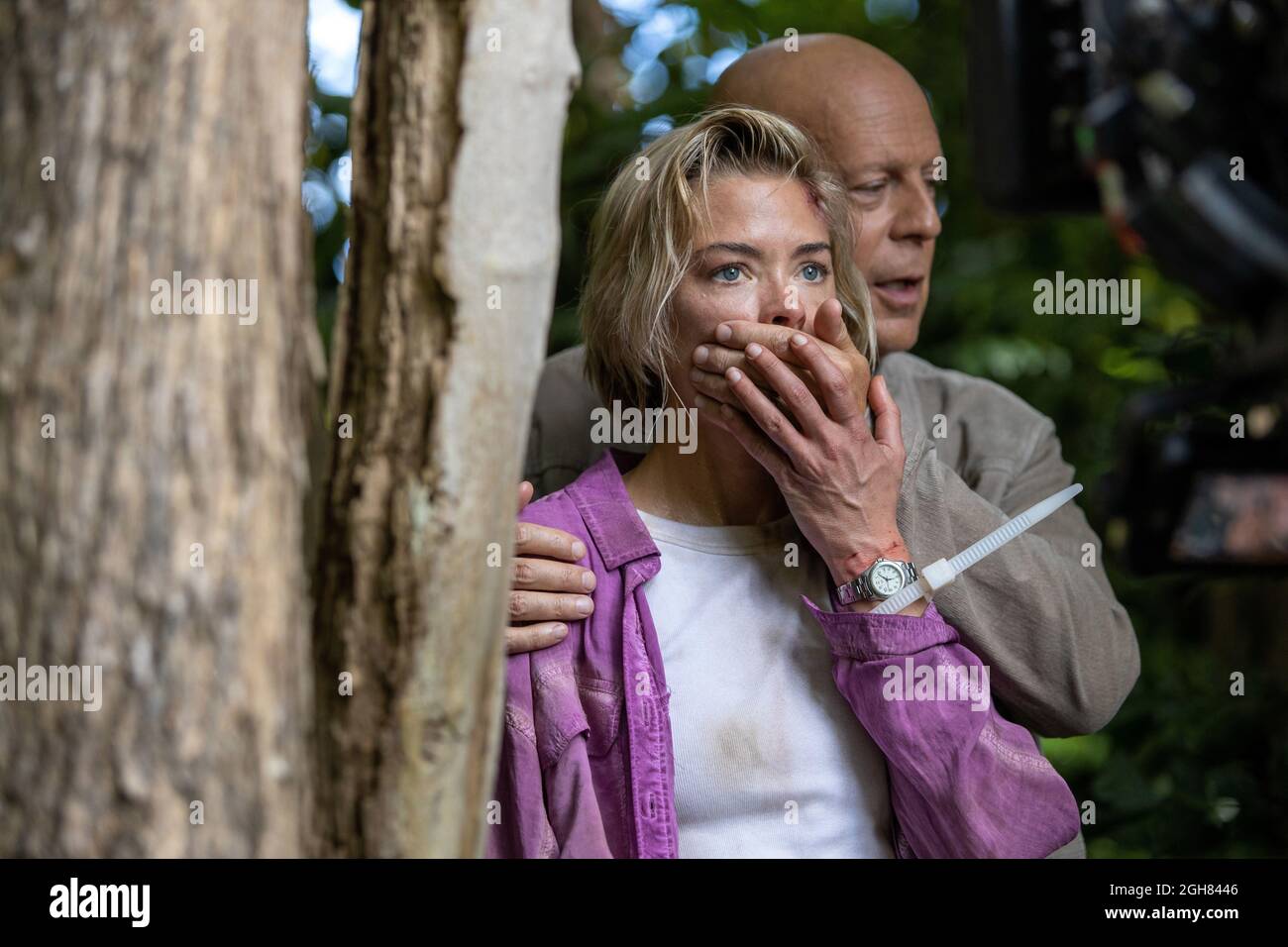 BRUCE WILLIS and JAIME KING in OUT OF DEATH (2021), directed by MIKE BURNS. Credit: EFO FILMS / Album Stock Photo