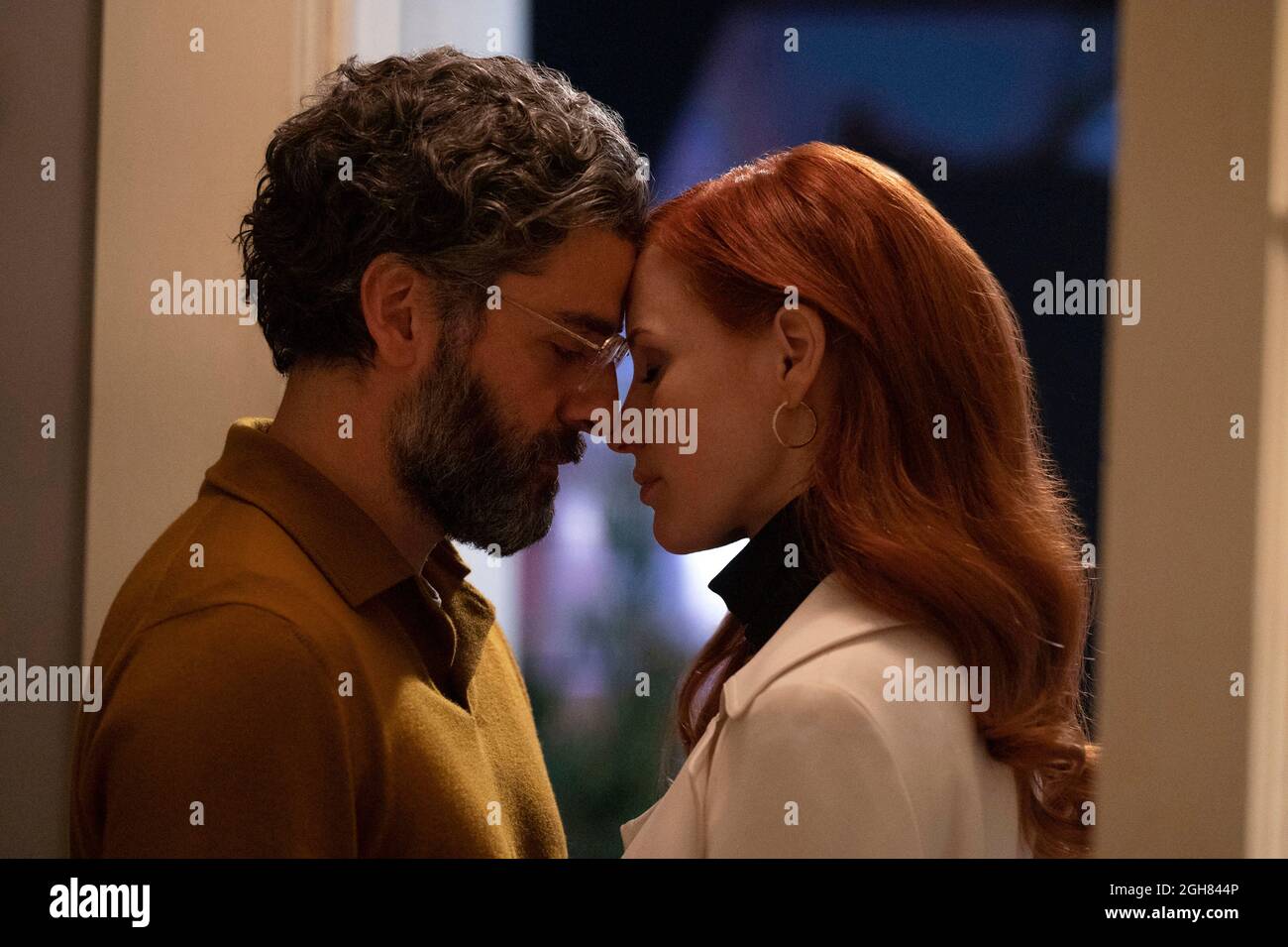 OSCAR ISAAC and JESSICA CHASTAIN in SCENES FROM A MARRIAGE (2021), directed by HAGAI LEVI. Credit: Endeavor Content / Album Stock Photo