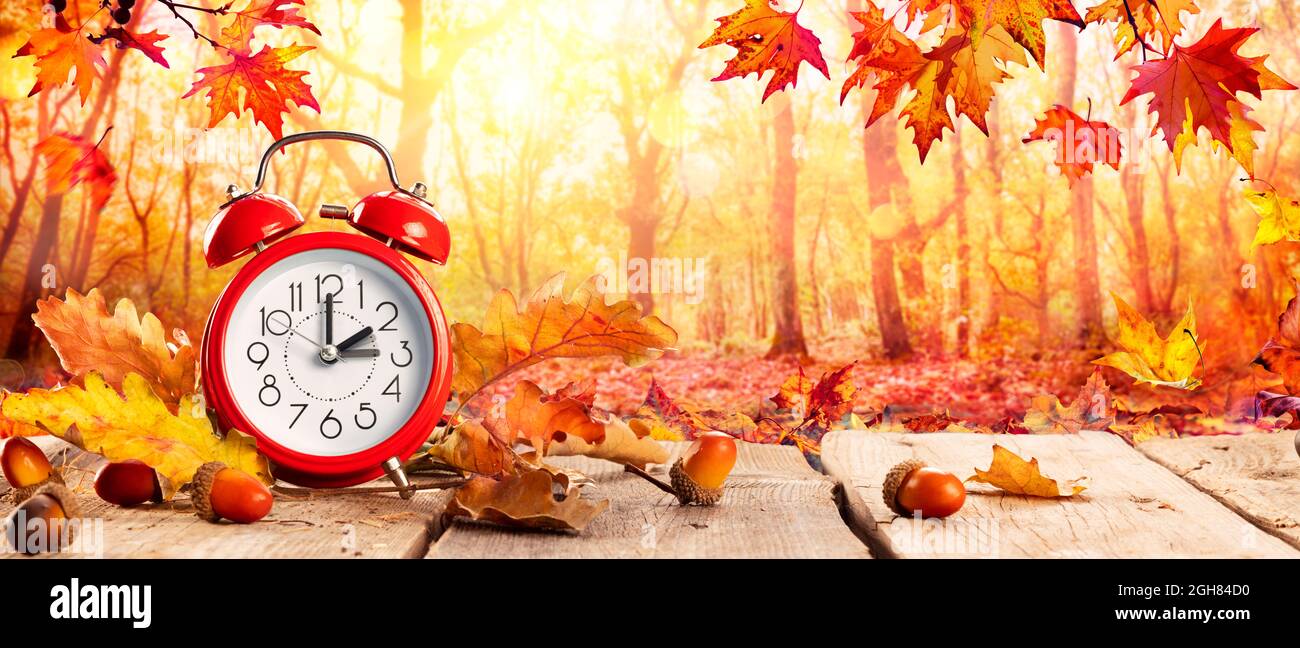 Daylight saving time autumn hi-res stock photography and images