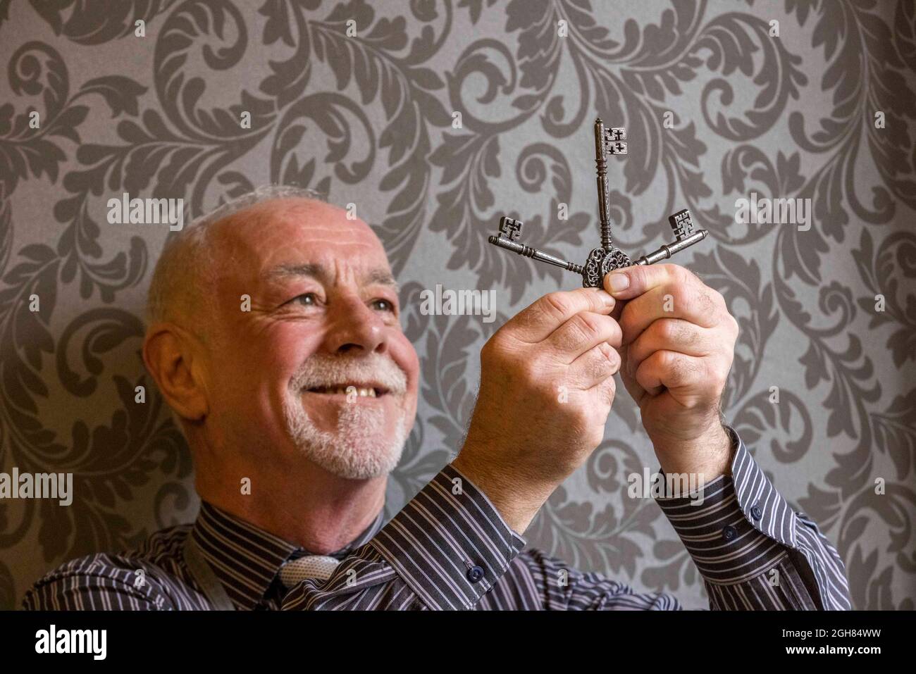 Antique dealer 17th century hi-res stock photography and images - Alamy