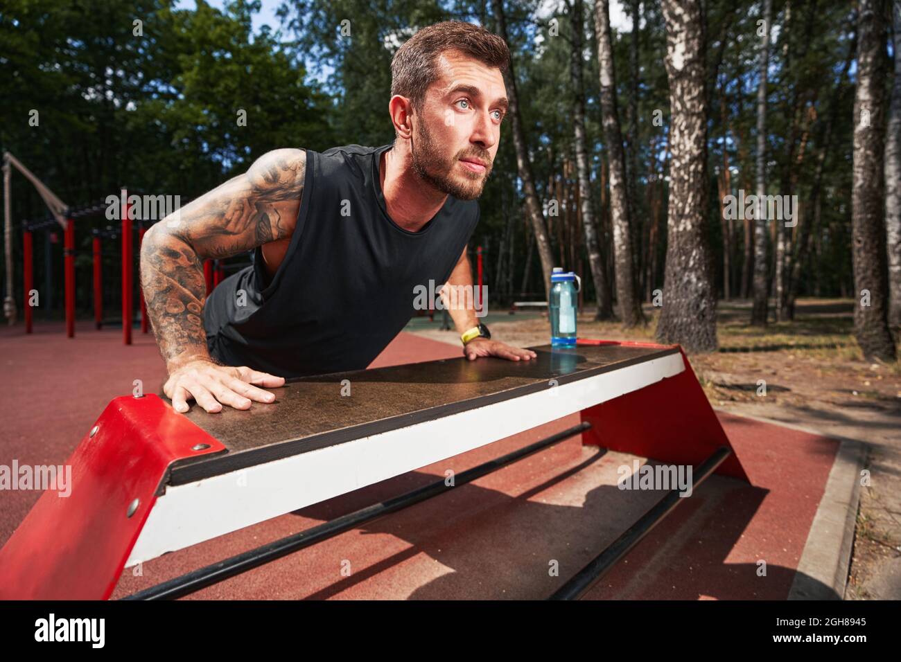 Upper body push ups man hi-res stock photography and images - Alamy