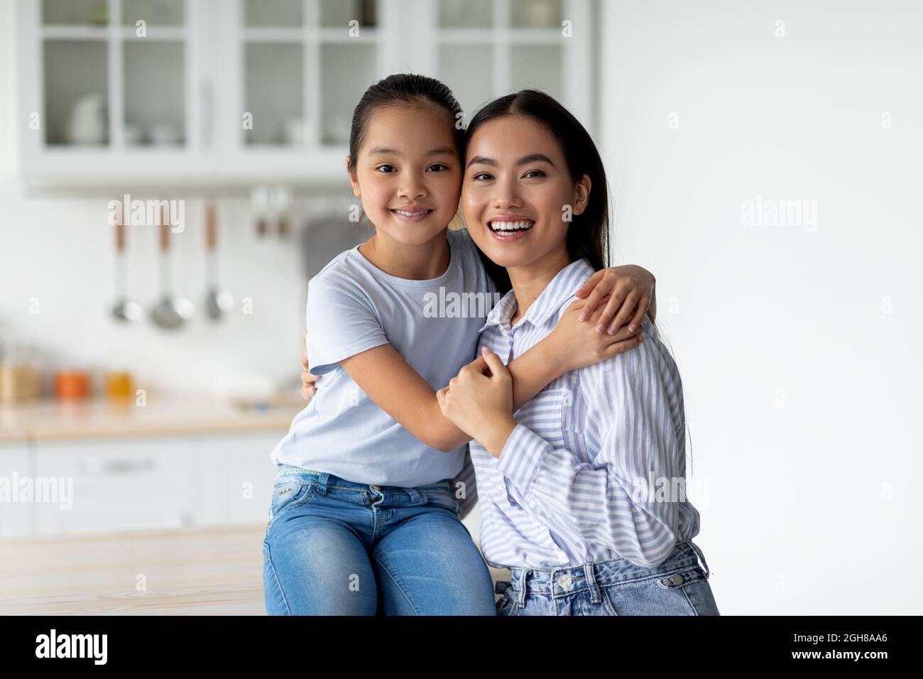Asian mom daughter hug hi-res stock photography and images - Alamy