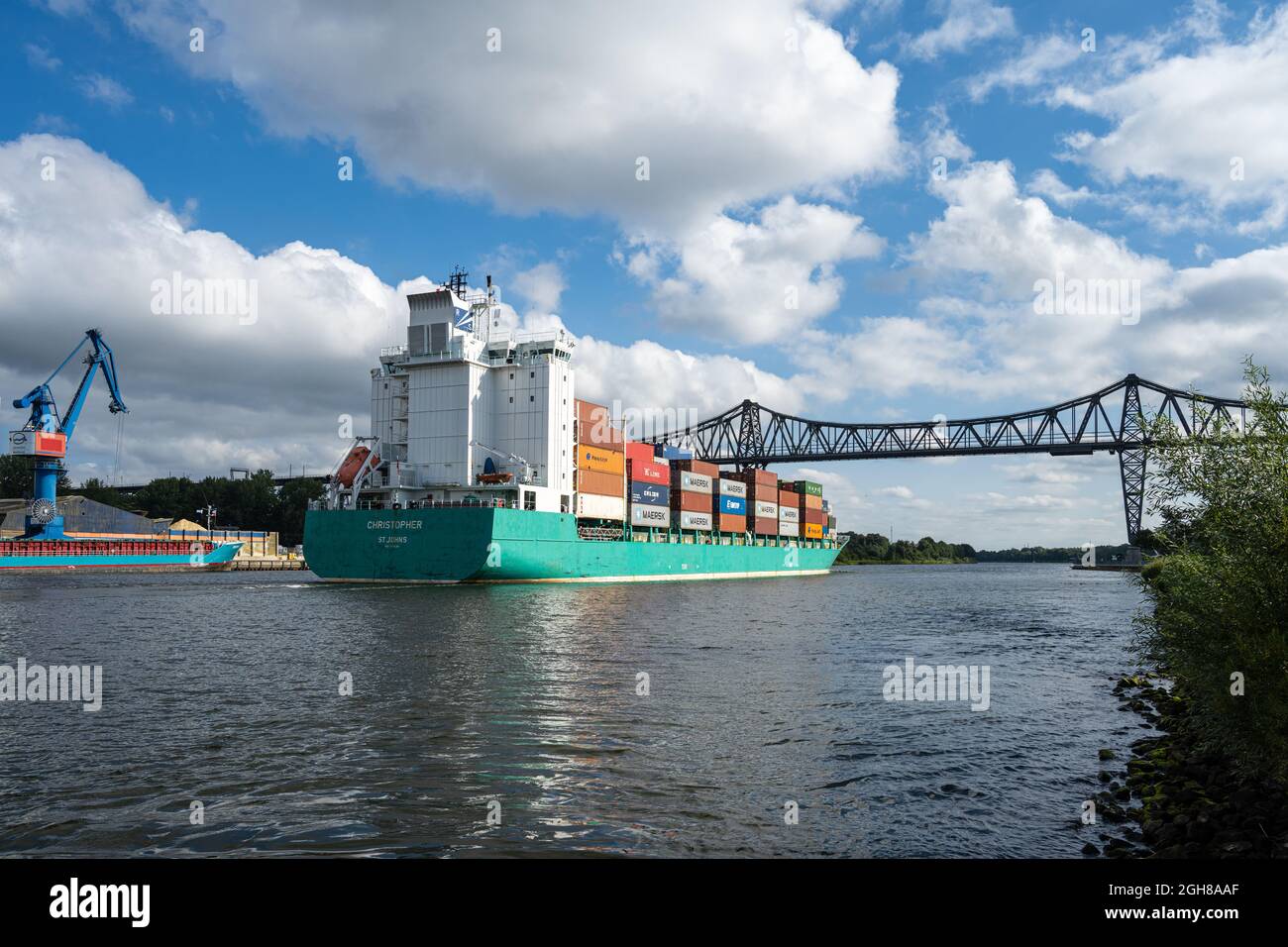 Das Containerschiff Christoper im Nord-Ostsee-Kanal Richtung Kiel passiert die Eisenbahnhochbrücke in Rendsburg Stock Photo
