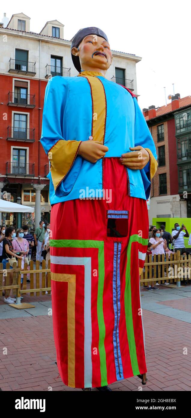 big-head-or-cabezudo-characterising-a-chinaman-in-the-main-square-during-the-september-parties-in-valladolid-castile-and-leon-spain-2GH8EBX.jpg