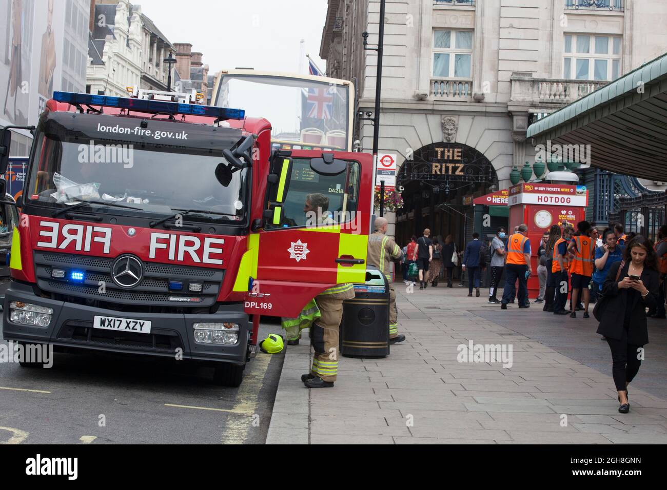 London, UK, 6 September 2021: The fire brigade were called out at Green Park station as a fire on the track at Victoria station casues acrid smoke to drift along the line. One staff member was treated for smoke inhalation by paramedics and the Victoria line was closed from Brixton to Warren Street. Anna Watson/Alamy Live News Stock Photo