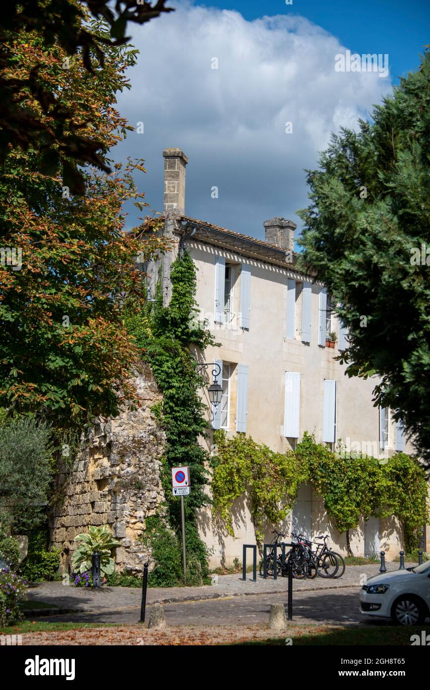 France, Nouvelle-Aquitaine, Département Gironde, Saint Emilion, residential house in the old town, famous wine town, belongs to the Unesco World Herit Stock Photo