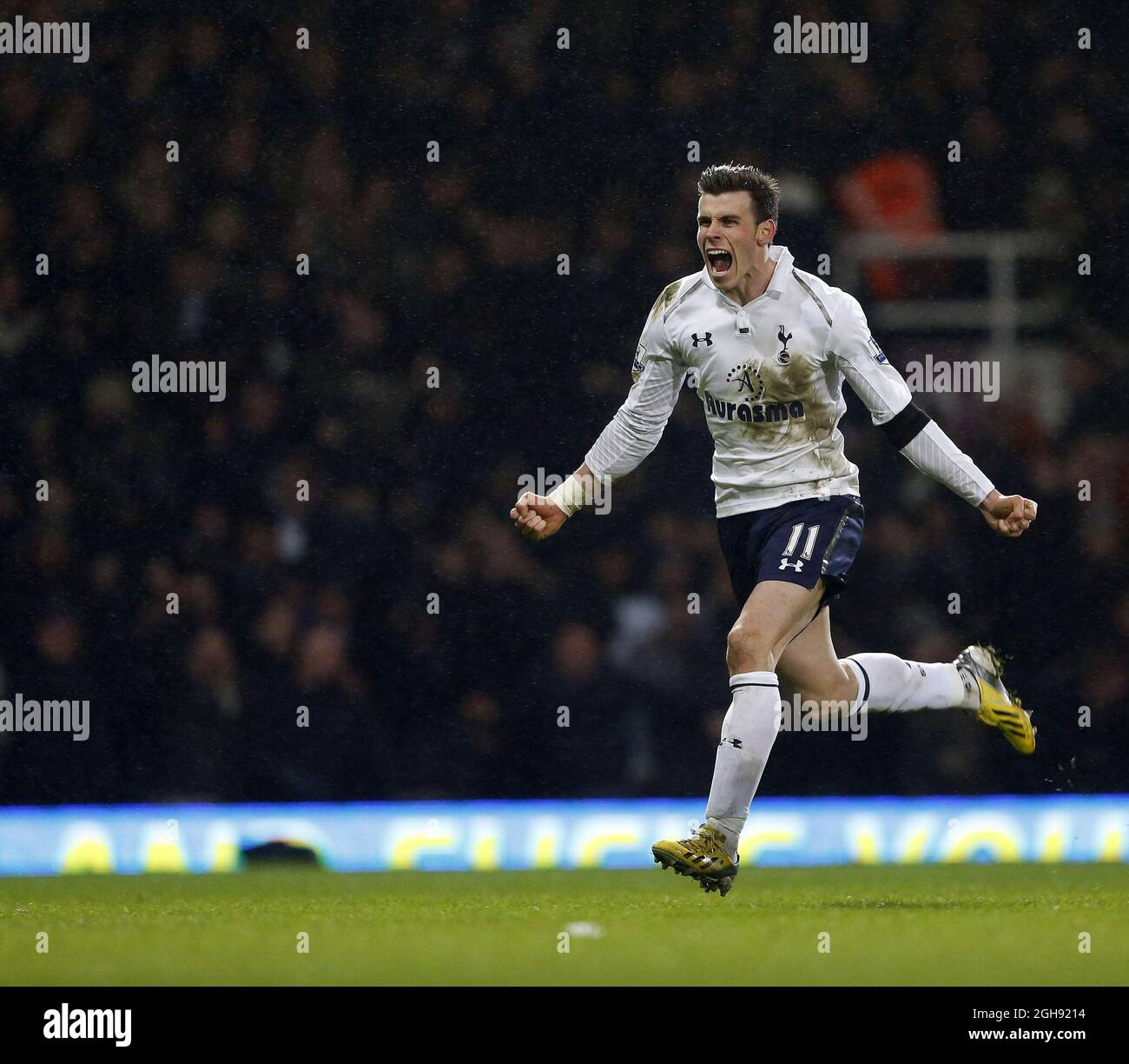 LONDON, March 3, 2013 (Xinhua) -- Gareth Bale of Tottenham Hotspur gestures  after the Barclays
