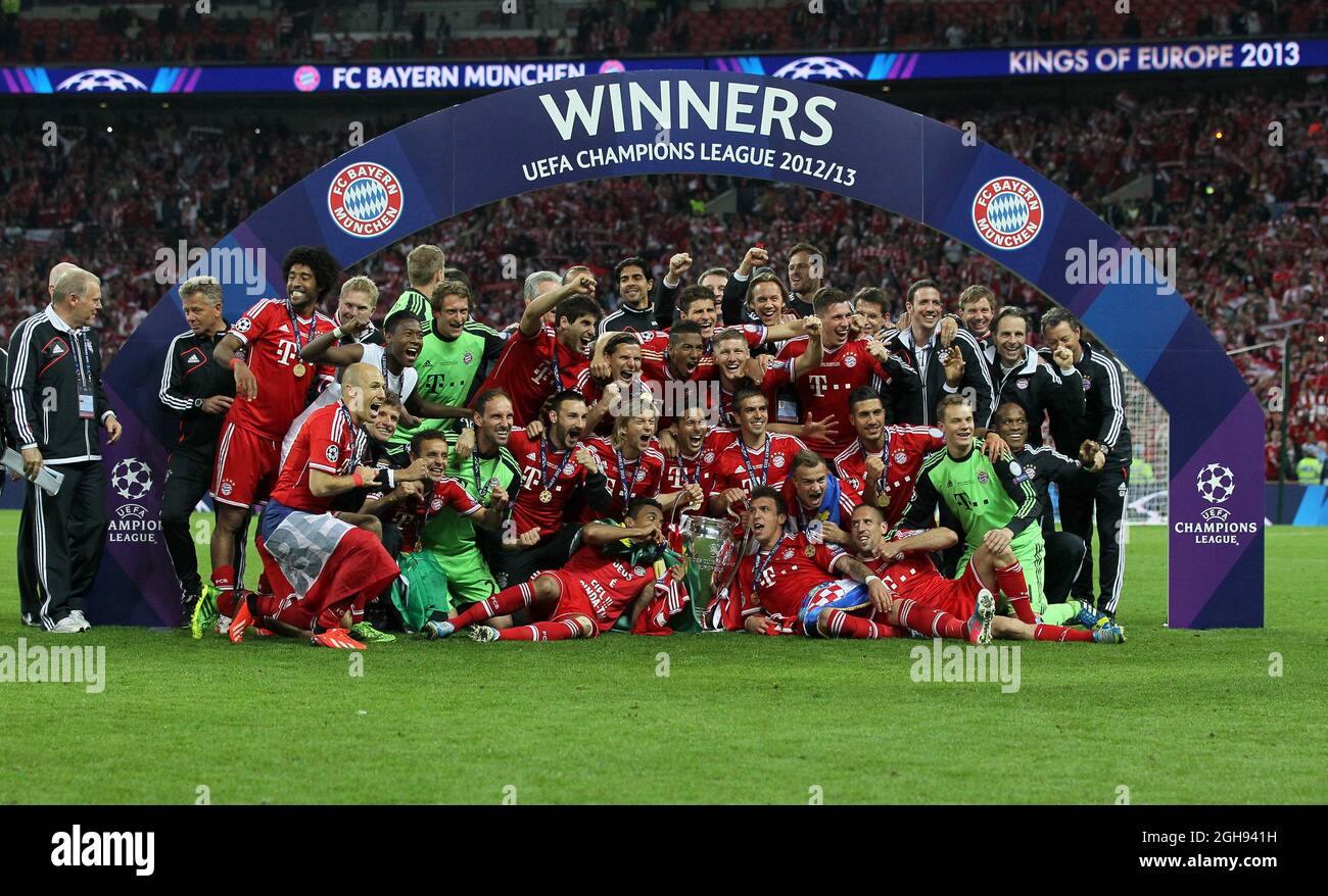 Munich's players celebrate with the trophy during the Champions League  final match between Borussia Dortmund and Bayern Munich at Wembley Stadium  in London, UK on May 25, 2013 Stock Photo - Alamy