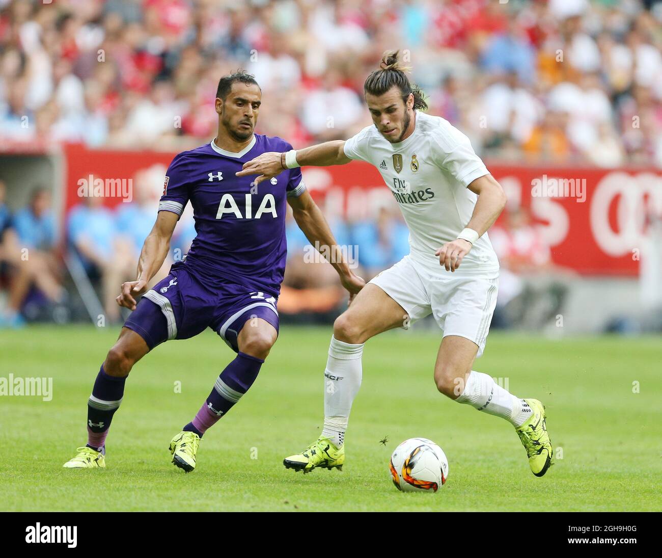 Image Aug 4 15 Munich United Kingdom Real Madrid S Gareth Bale Tussles With Tottenham S Nacer Chadli Audi Cup Real Madrid Vs Tottenham Hotspur Allianz Arena Munich Germany 4th August 15 Stock Photo Alamy