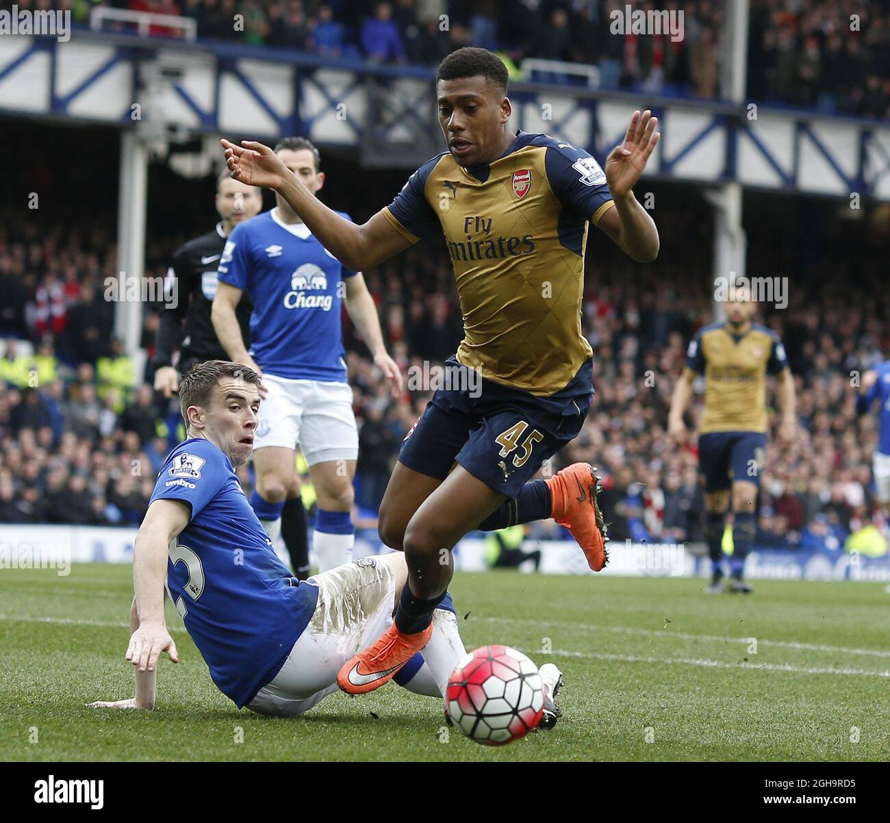 Alex Iwobi of Arsenal skip through the tackle made by Seamus Coleman of ...