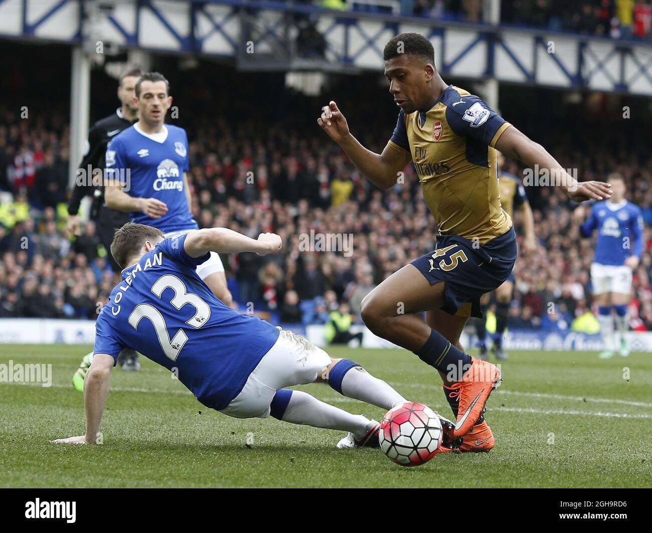 Alex Iwobi of Arsenal skip through the tackle made by Seamus Coleman of ...