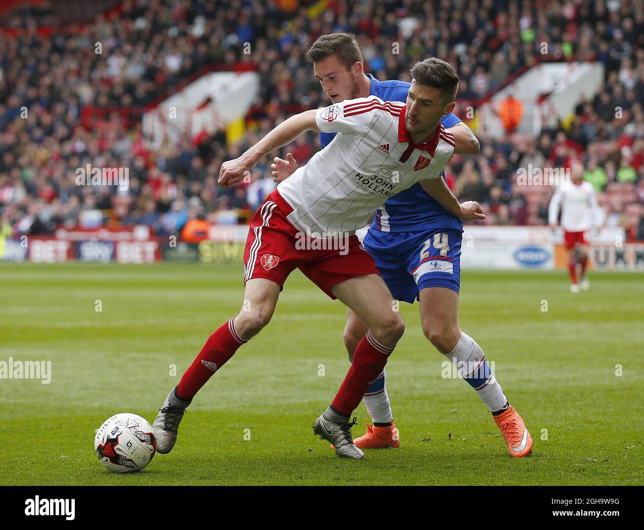 Chris Basham of Sheffield Utd tussles with Ben Dickenson of Gillingham  during the Sky Bet League One match at The Bramall Lane Stadium.  Photo credit should read: Simon Bellis/Sportimage via PA Images Stock Photo
