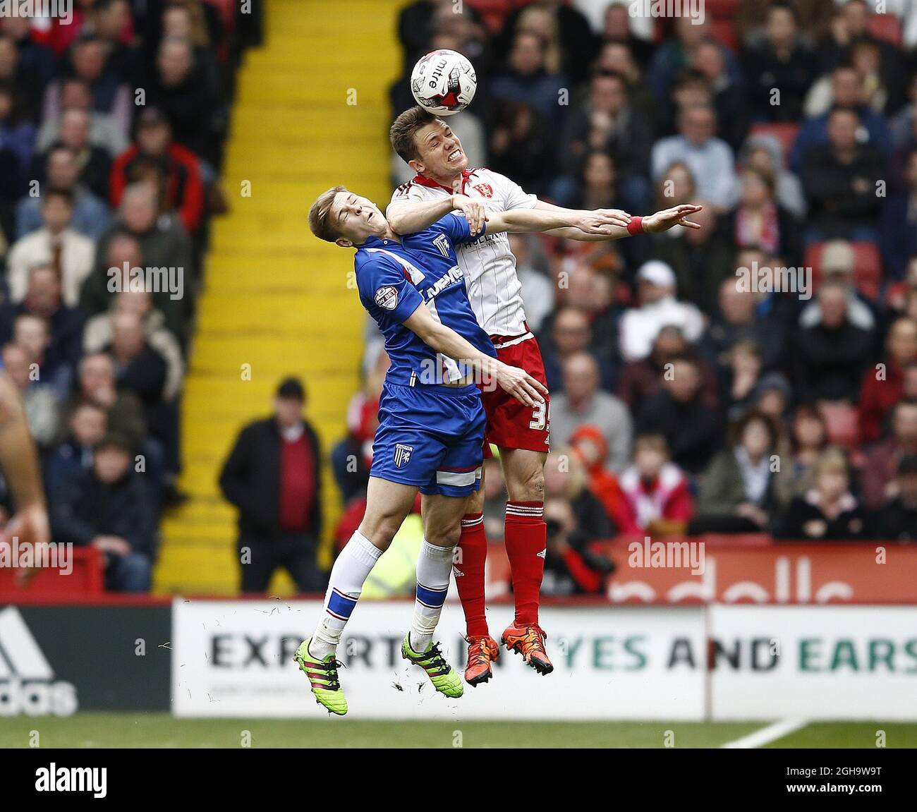 Dean Hammond of Sheffield Utd challenges Jake Hessenthaler of Gillingham during the Sky Bet League One match at The Bramall Lane Stadium.  Photo credit should read: Simon Bellis/Sportimage  Stock Photo