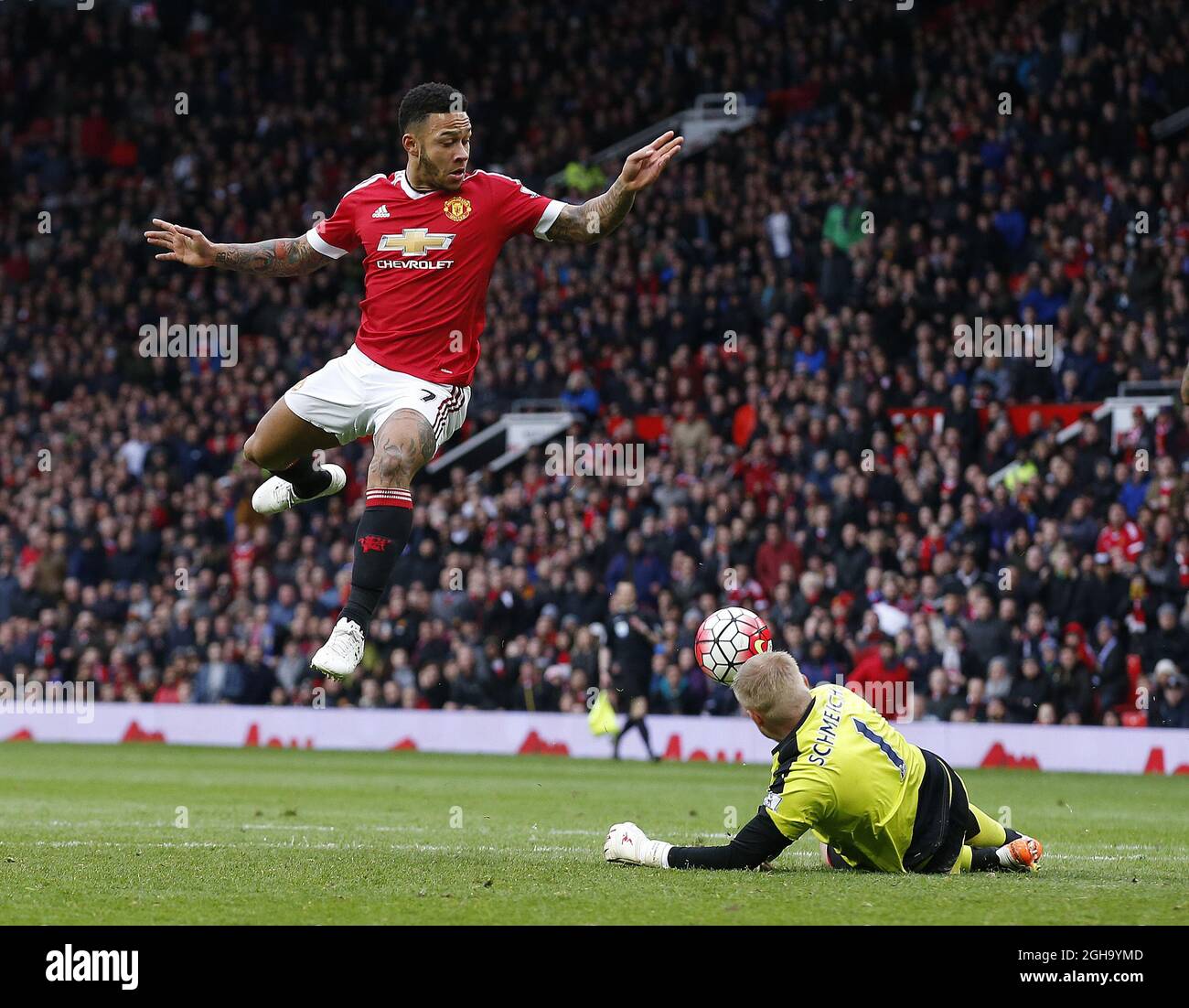 Kasper Schmeichel of Leicester City saves at the feet of Memphis Depay of Manchester United in the last minutes of the game during the Barclays Premier League match at the Old Trafford Stadium. Photo credit should read: Simon Bellis/Sportimage via PA Images                                - Newcastle Utd vs Tottenham - St James' Park Stadium - Newcastle Upon Tyne - England - 19th April 2015 - Picture Phil Oldham/Sportimage Stock Photo
