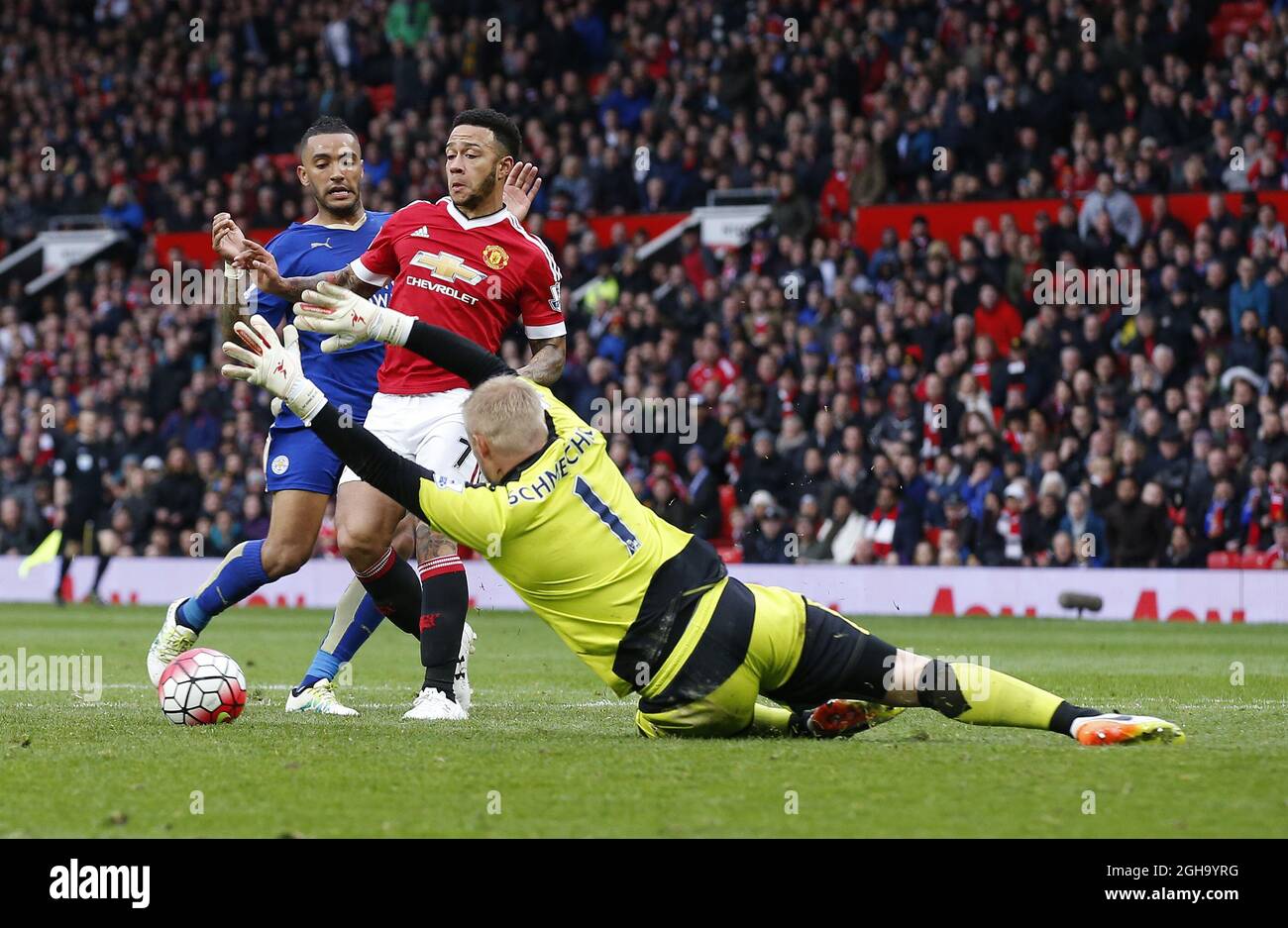 Kasper Schmeichel of Leicester City saves at the feet of Memphis Depay of Manchester United during the Barclays Premier League match at the Old Trafford Stadium. Photo credit should read: Simon Bellis/Sportimage via PA Images                                - Newcastle Utd vs Tottenham - St James' Park Stadium - Newcastle Upon Tyne - England - 19th April 2015 - Picture Phil Oldham/Sportimage Stock Photo