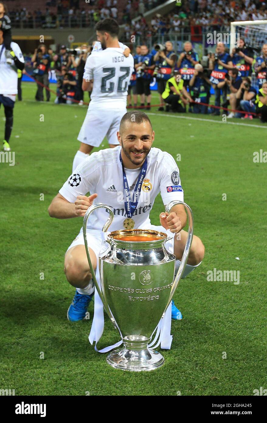 Karim Benzema of Real Madrid lifts the UEFA Champions League Trophy at the  Giuseppe Meazza Stadium, Milan, Italy. Photo credit should read: David  Klein/Sportimage via PA Images Stock Photo - Alamy