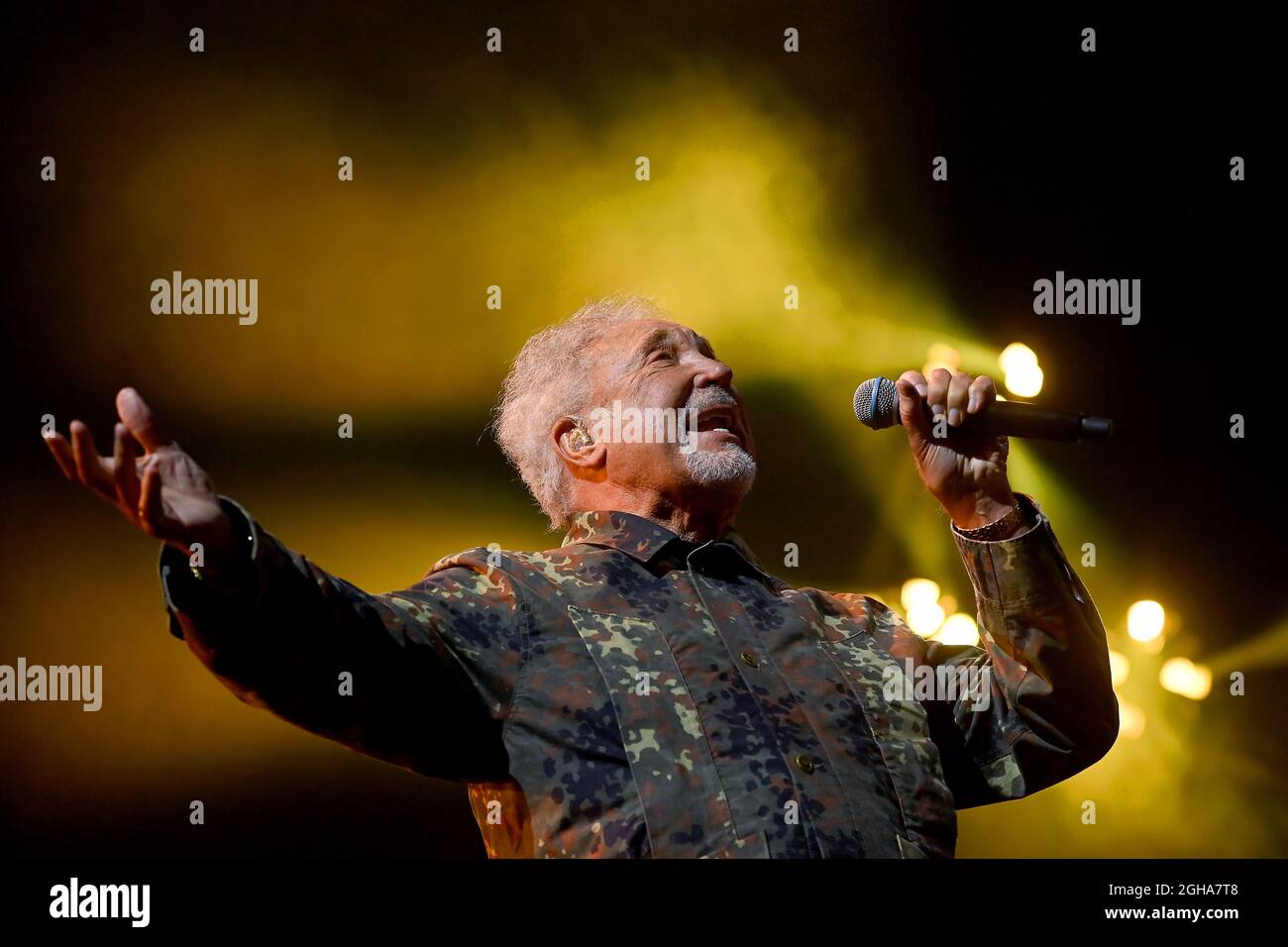 Singer Tom Jones onstage performing live at Telford 2021 Stock Photo