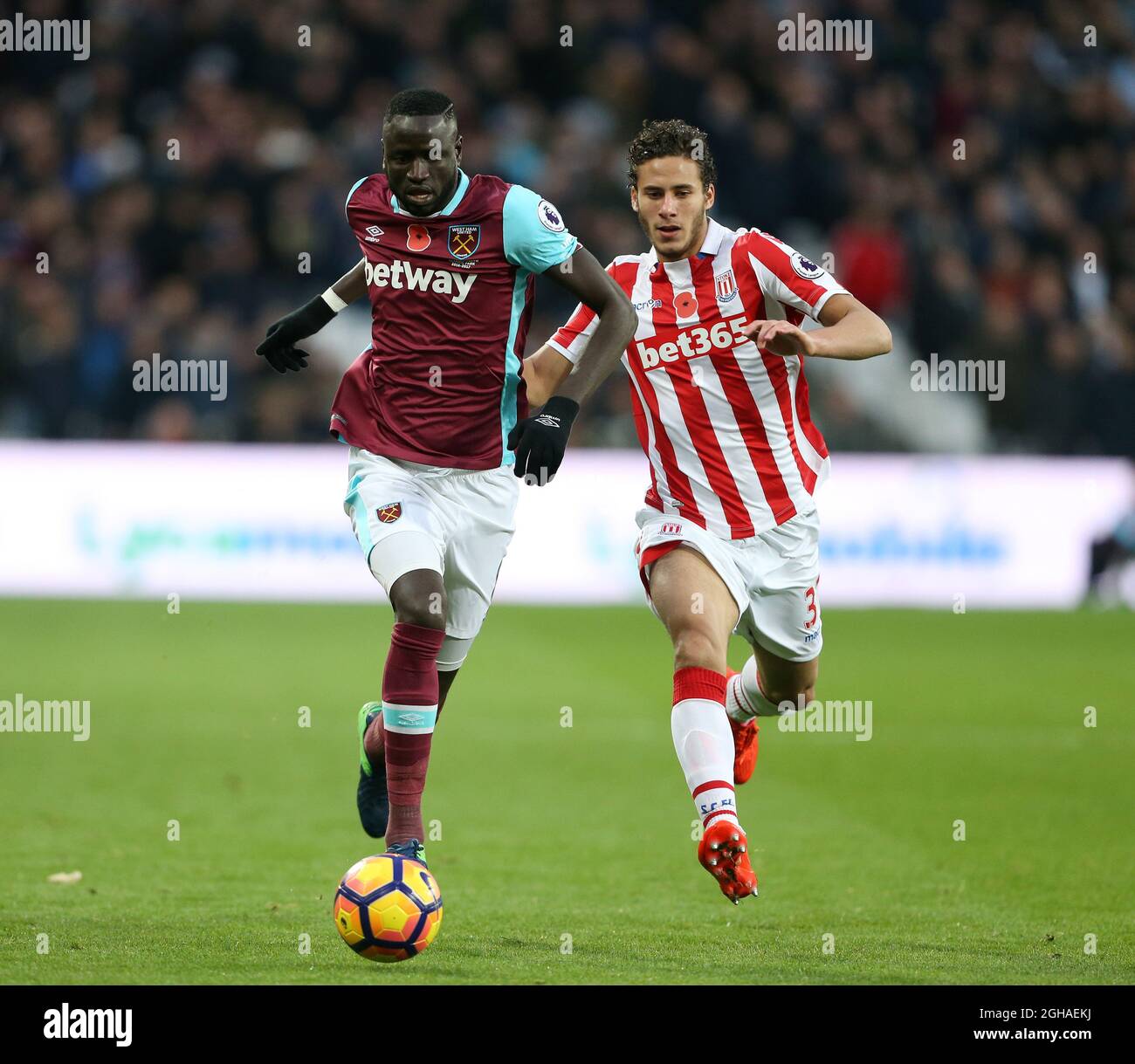 West Ham's Cheikhou Kouyate tussles with Stoke's Ramadan Sobhi during the Premier League match at the London Stadium, London. Picture date November 5th, 2016 Pic David Klein/Sportimage via PA Images Stock Photo