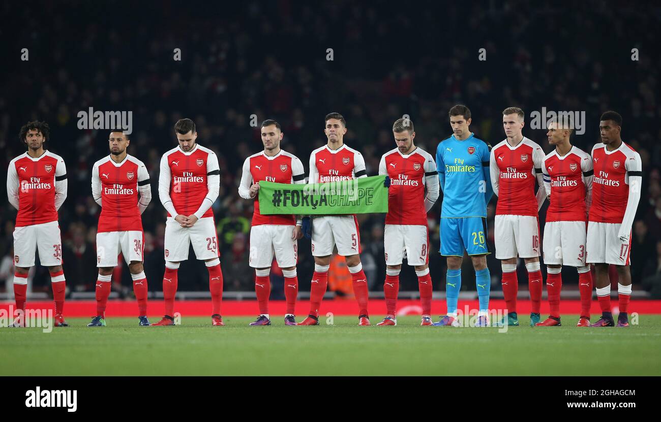 Arsenal's players pay their respects to Brazil's Chapecoense football team during the EFL Cup match at the Emirates Stadium, London. Picture date October 30th, 2016 Pic David Klein/Sportimage via PA Images Stock Photo
