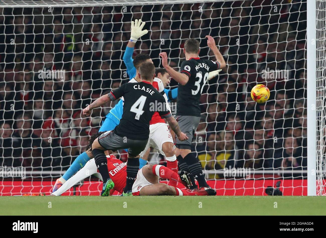 Southampton's Jordy Clasie scoring his sides opening goal during the EFL Cup match at the Emirates Stadium, London. Picture date October 30th, 2016 Pic David Klein/Sportimage via PA Images Stock Photo