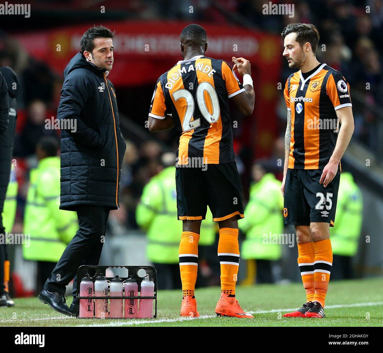 Hull City manager Marco Silva talks with Adama Diomande and Ryan Mason during the EFL Cup semi final 1st Leg match at Old Trafford Stadium, Manchester. Picture date: January 10th, 2017. Pic credit should read: Matt McNulty/Sportimage via PA Images Stock Photo