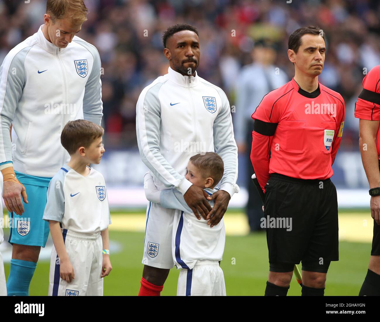 Jermain Defoe walks out with terminally ill five-year-old Bradley Lowery who is the mascot before the World Cup Qualifying match at Wembley Stadium, London. Picture date: March 26th, 2017. Pic credit should read: David Klein/Sportimage via PA Images Stock Photo