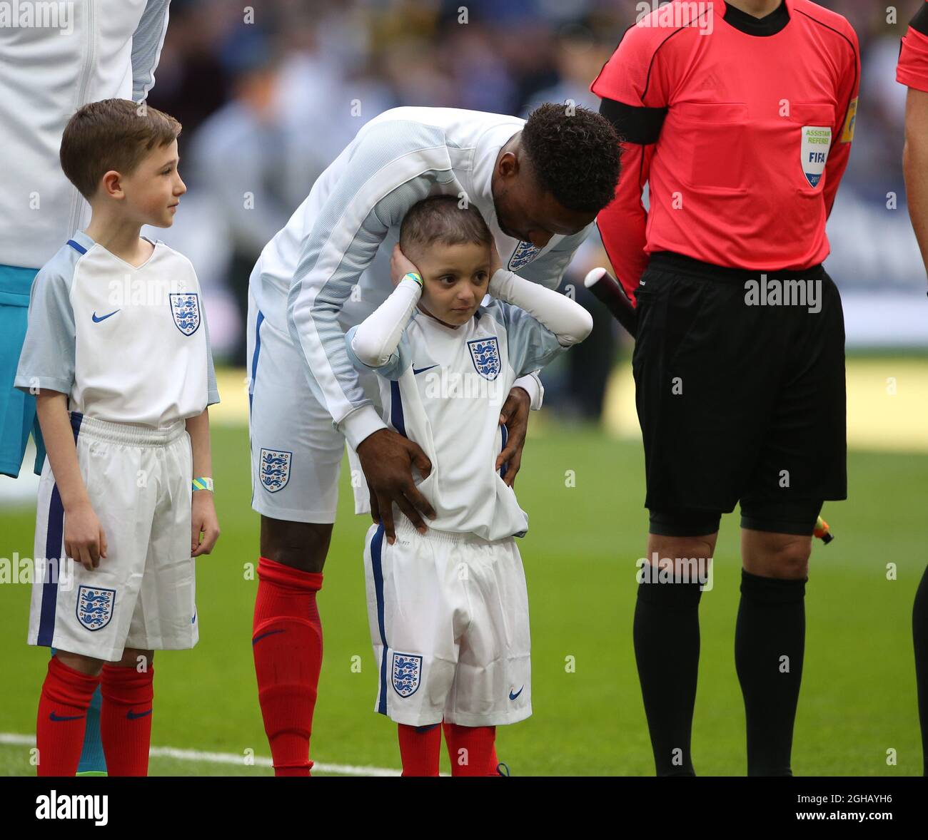 Jermain Defoe walks out with terminally ill five-year-old Bradley Lowery who is the mascot before the World Cup Qualifying match at Wembley Stadium, London. Picture date: March 26th, 2017. Pic credit should read: David Klein/Sportimage via PA Images Stock Photo