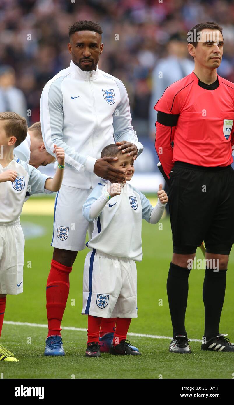 England's Lithuania's during the World Cup Qualifying match at Wembley Stadium, London. Picture date: March 26th, 2017. Pic credit should read: David Klein/SportimageJermain Defoe with terminally ill five-year-old mascot Bradley Lowery before the World Cup Qualifying match at Wembley Stadium, London. Picture date: March 26th, 2017. Pic credit should read: David Klein/Sportimage via PA Images Stock Photo