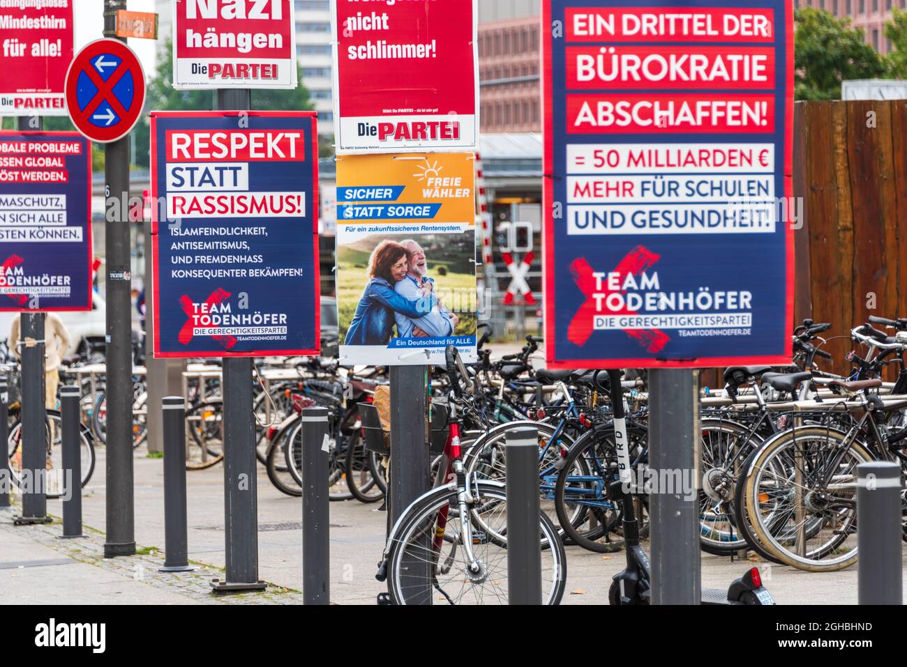 Walhlkampf zur Bundestagswahl 2021 Wahlplakate zur Bundestagswahl im Stadtgebiet Kiels mit teilweise unsinnigen oder grenzwertigen Aussagen Stock Photo