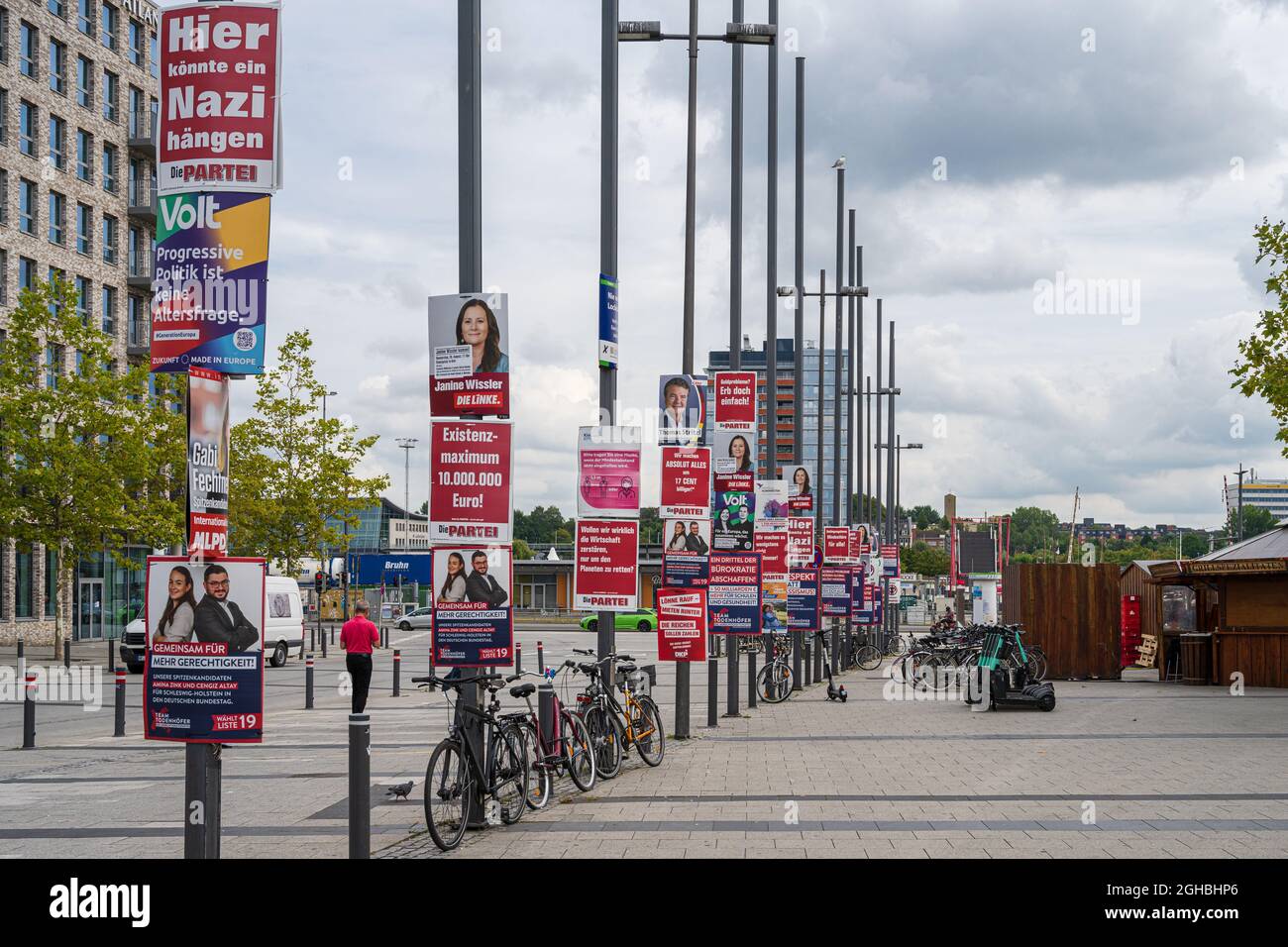 Walhlkampf zur Bundestagswahl 2021 Wahlplakate zur Bundestagswahl im Stadtgebiet Kiels mit teilweise unsinnigen oder grenzwertigen Aussagen Stock Photo
