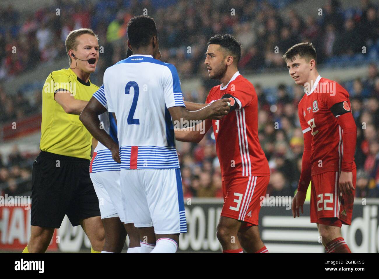 The referee intervenes as Neil Taylor of Wales tussles with Gabriel Torres and Michael Amir Murillo of Panama during the International friendly match between Wales and Panama at Cardiff City Stadium, Cardiff. Picture date 14th November 2017. Picture credit should read: Joe Perch/Sportimage via PA Images Stock Photo
