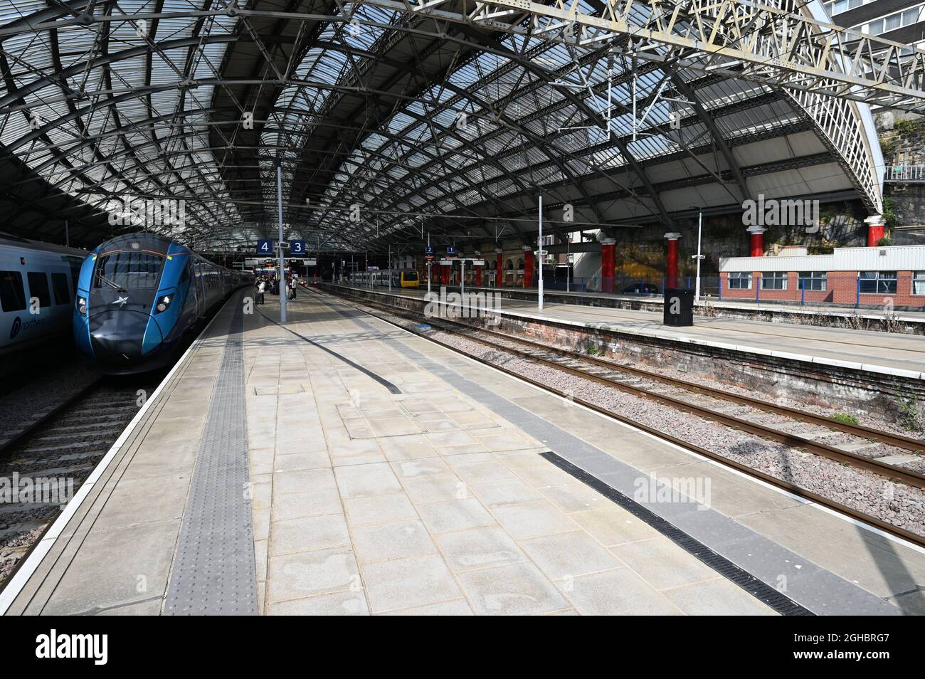 Inside the terminus at Liverpool Lime street station Stock Photo Alamy
